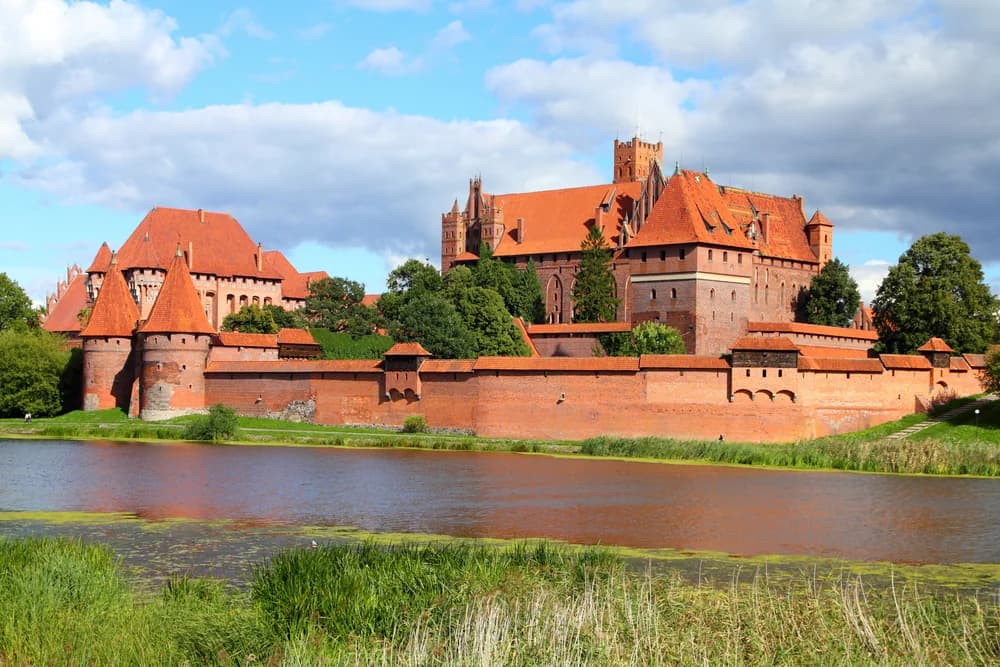The 10 Largest Castles in the World (And What They're Worth)