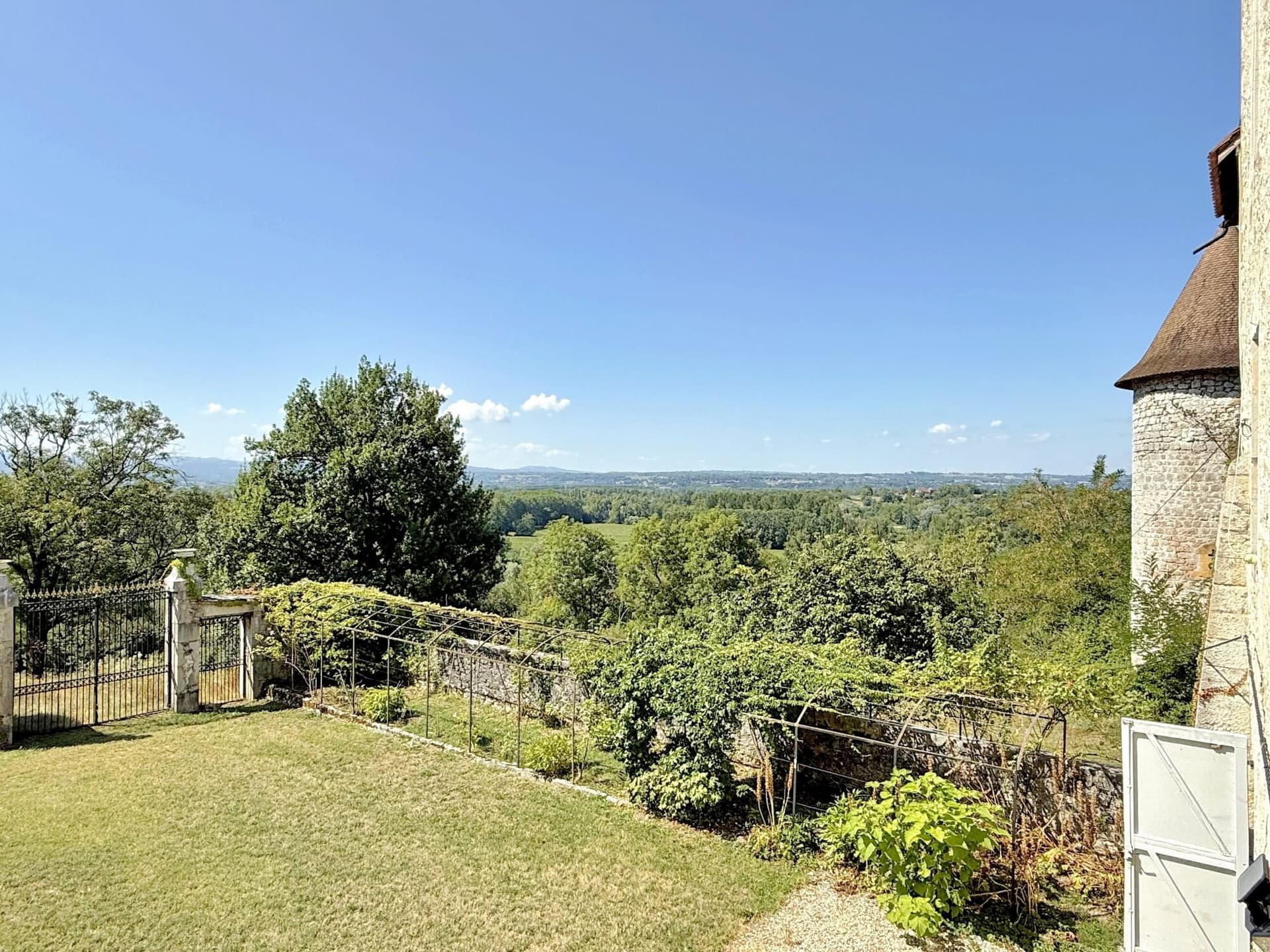 Château With 400 Sqm Living Space And 43,495 Sqm Estate 4