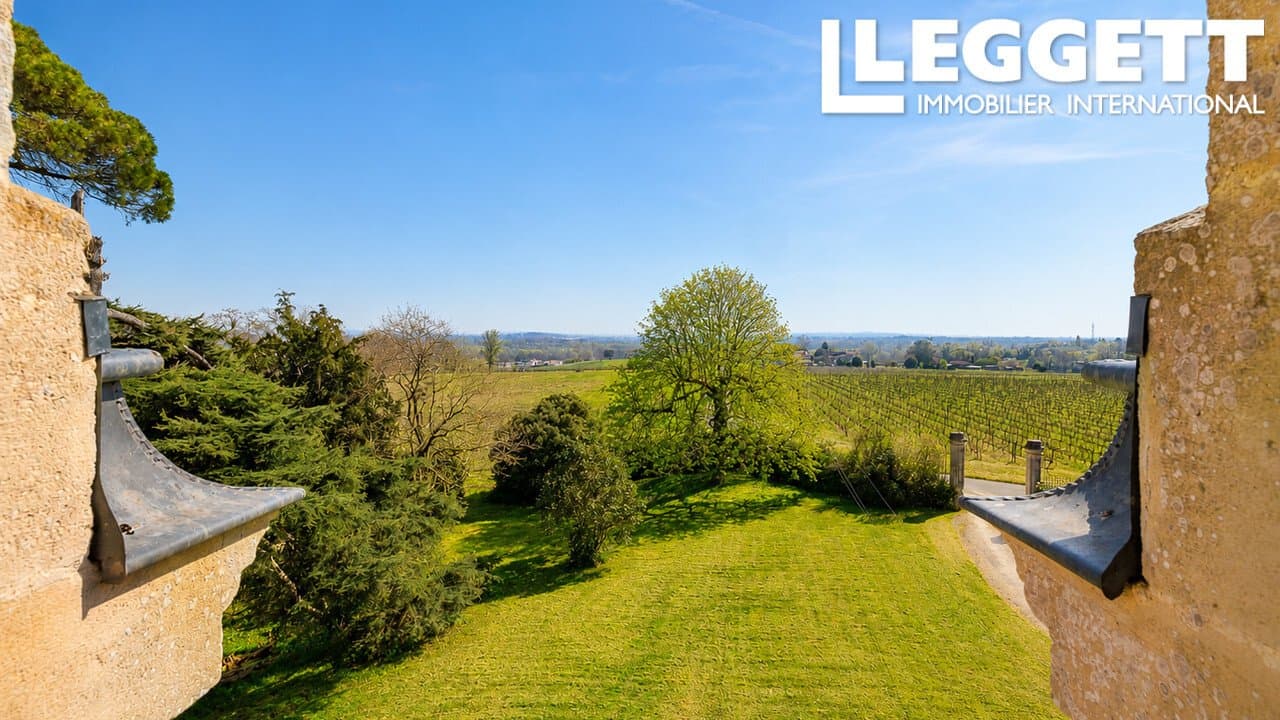 Elegant Château With Development Potential On 24 Hectares 4