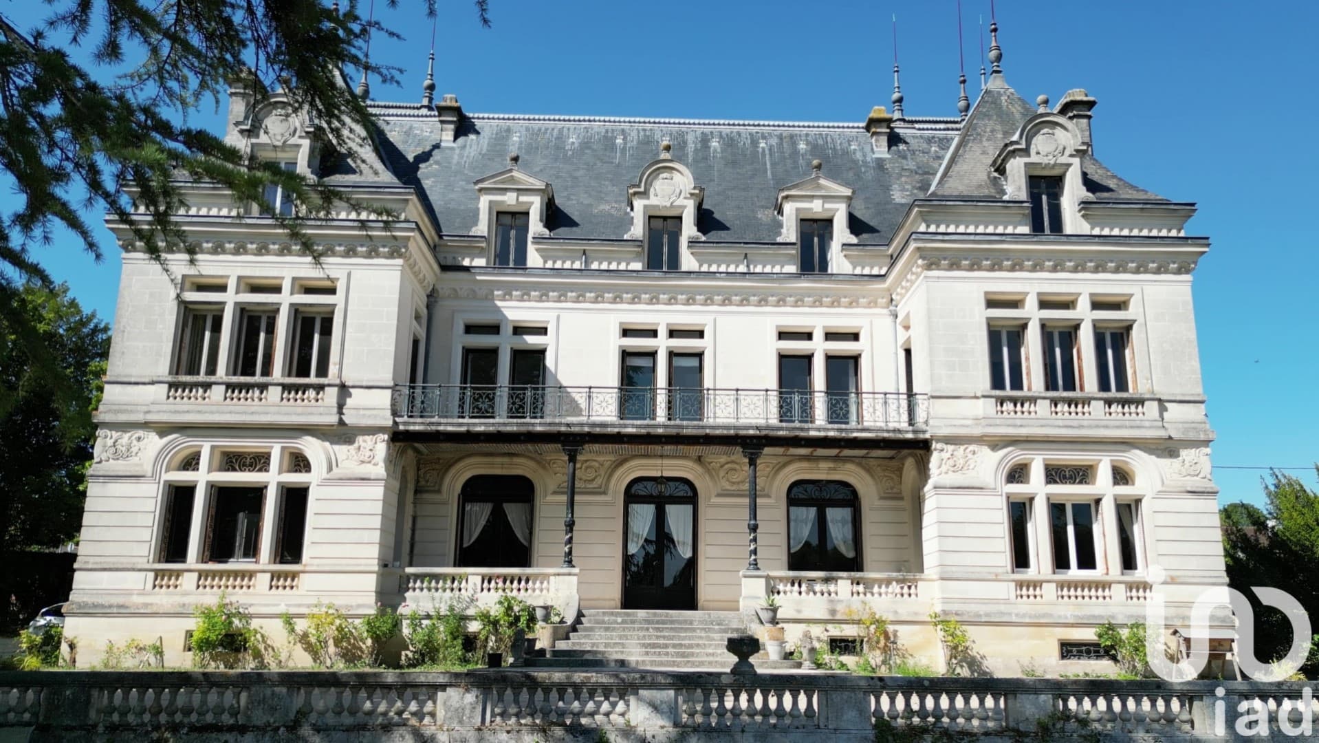 Elegant 19th Century Castle with 10 Bedrooms and Terrace — in France