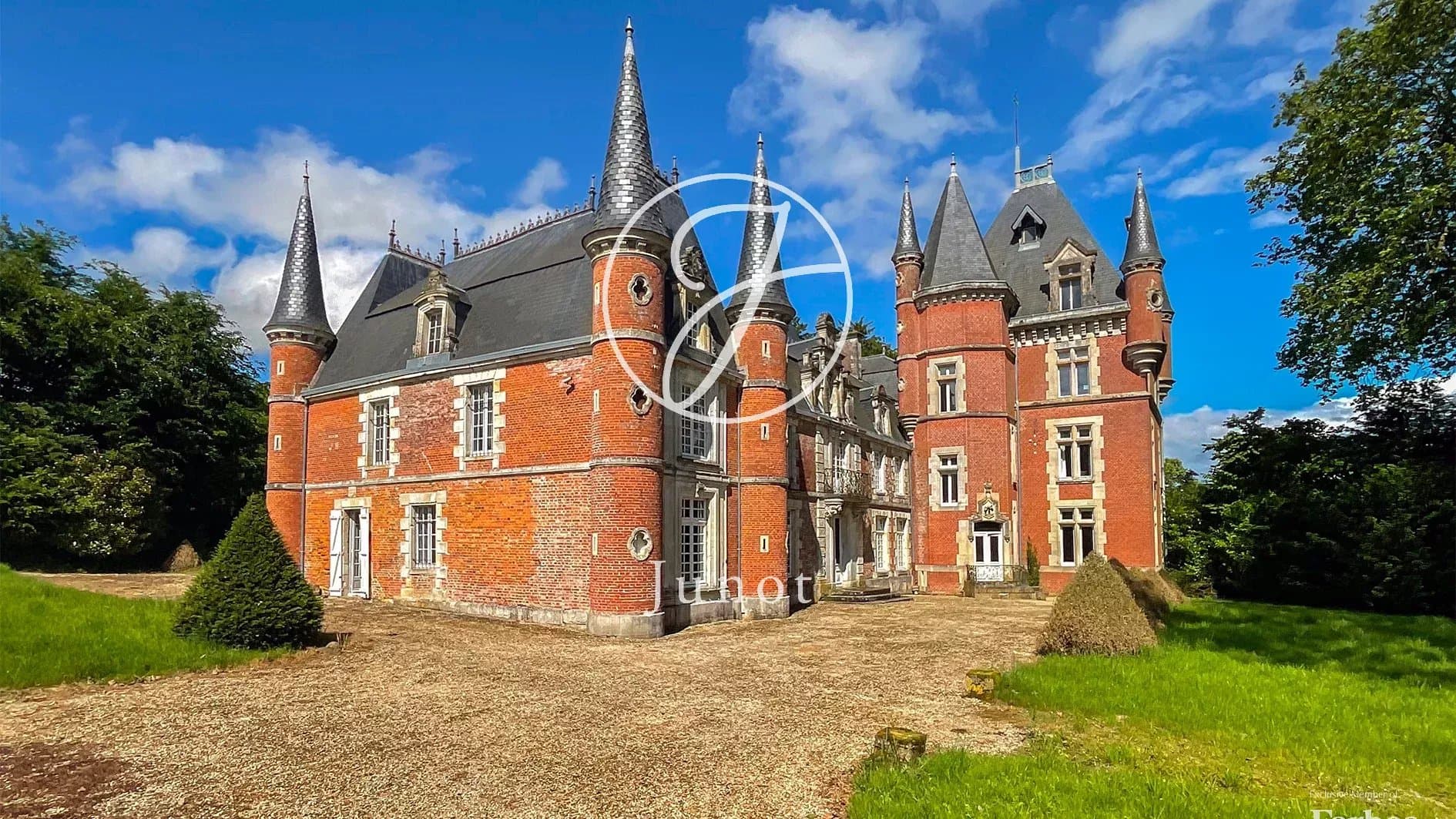 Exceptional Château With 8 Bedrooms And Expansive Parkland — Château for sale in Aisne, France