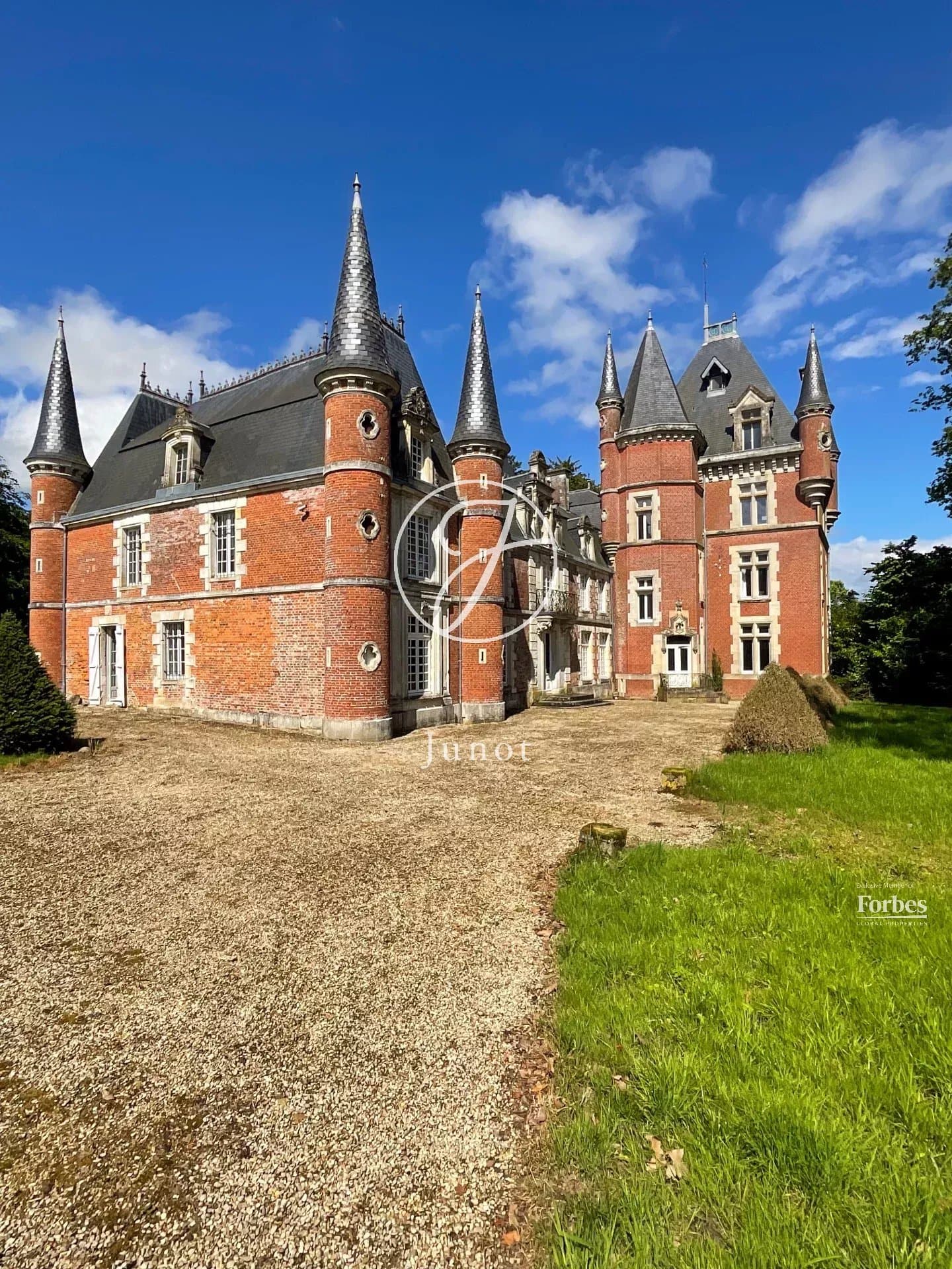 Exceptional Château With 8 Bedrooms And Expansive Parkland 2