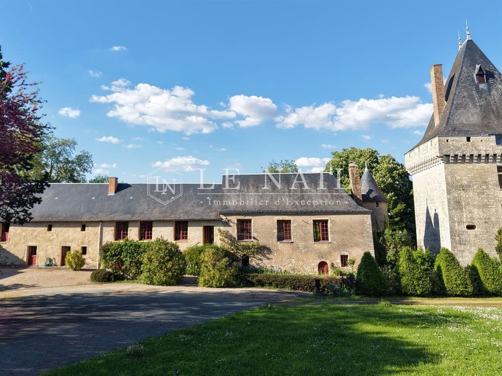 Historic Medieval Castle with 5 Bedrooms and Expansive Grounds 4