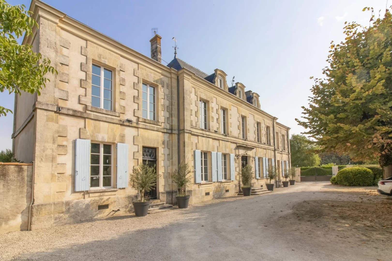 Elegant Château with Guest Wing and Swimming Pool in Tranquil Setting — Château for sale in Saint-Jean-d'Angély, France