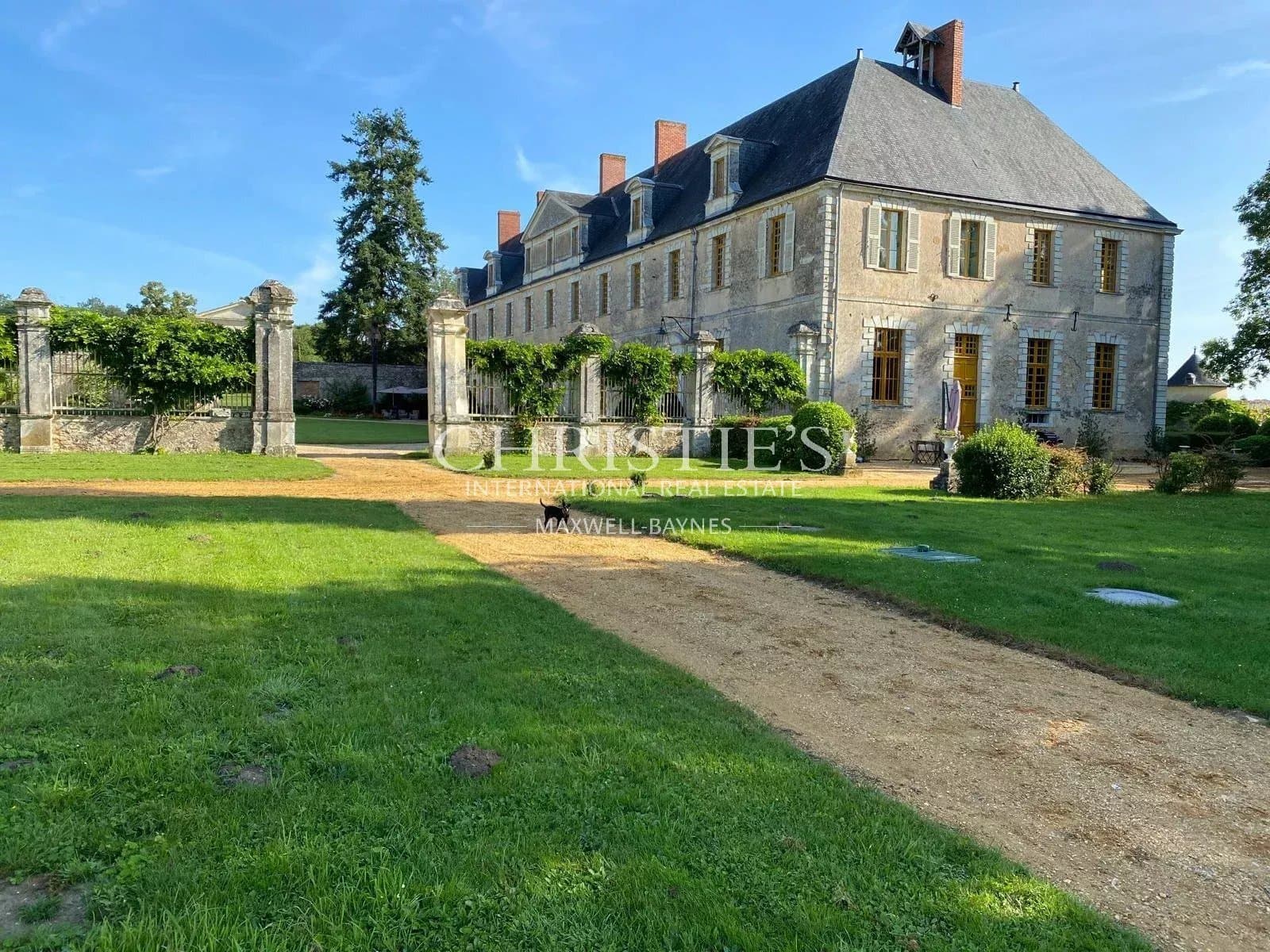 Magnificent 18th Century Abbey With Equestrian Facilities — Abbey for sale in Sablé-sur-Sarthe, France