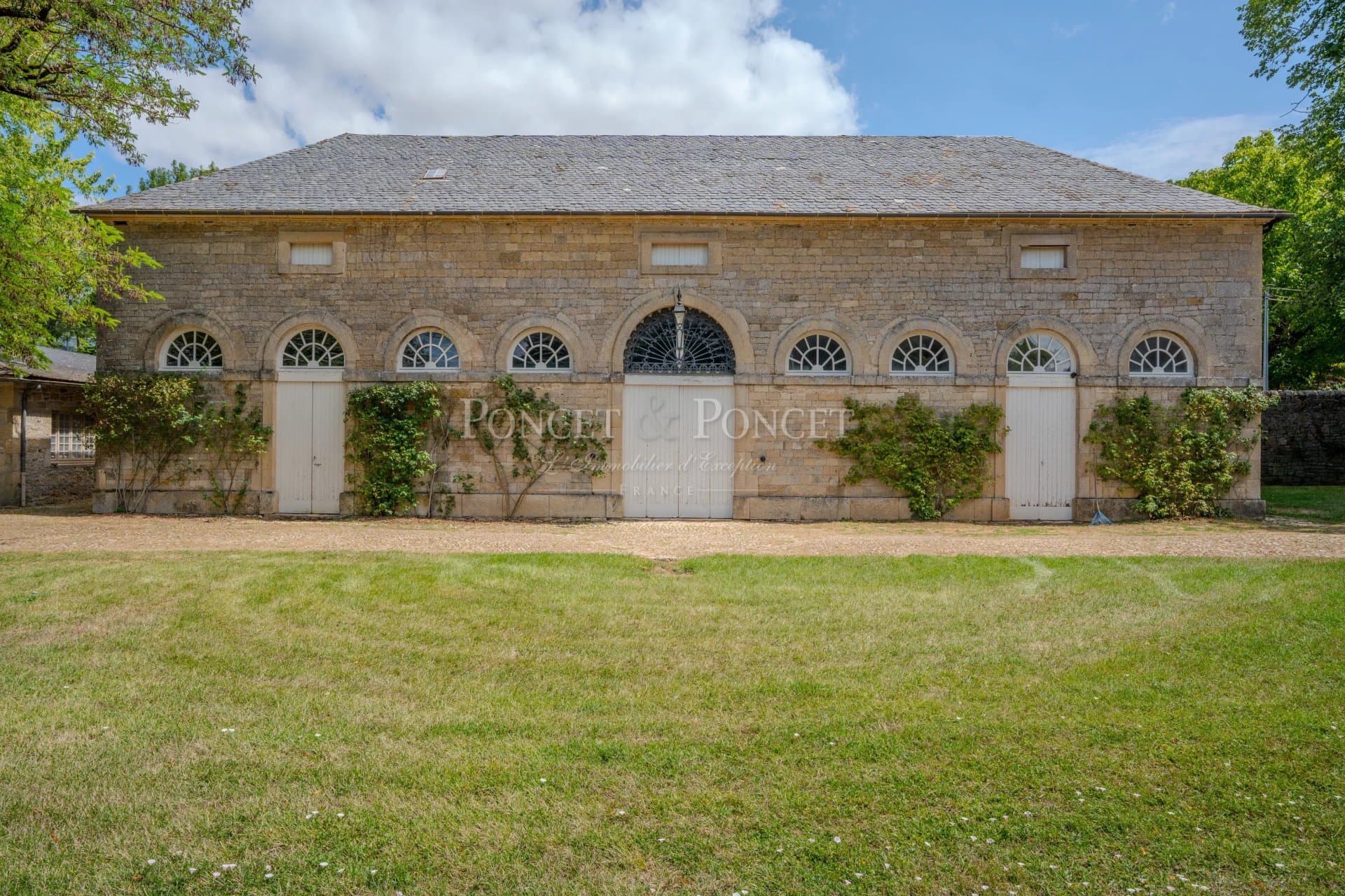 Historic Castle with Spacious Rooms and Beautiful Park 3