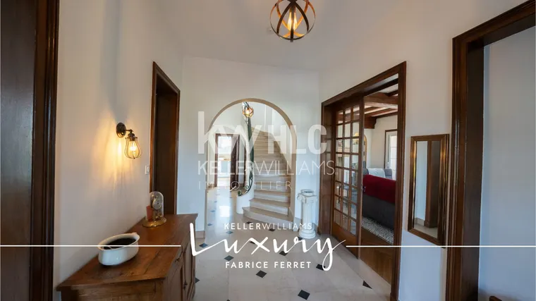 Château with 360 Sqm and 5 Bedrooms Near Clermont-Ferrand 4