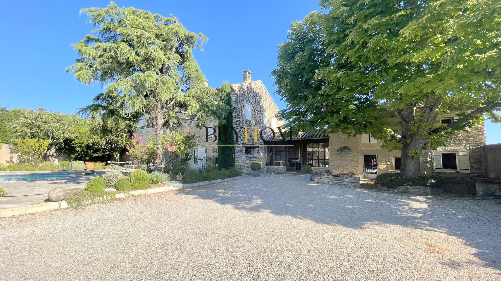 Authentic Mas With Infinity Pool And Outbuildings In Luberon — in Gordes, France
