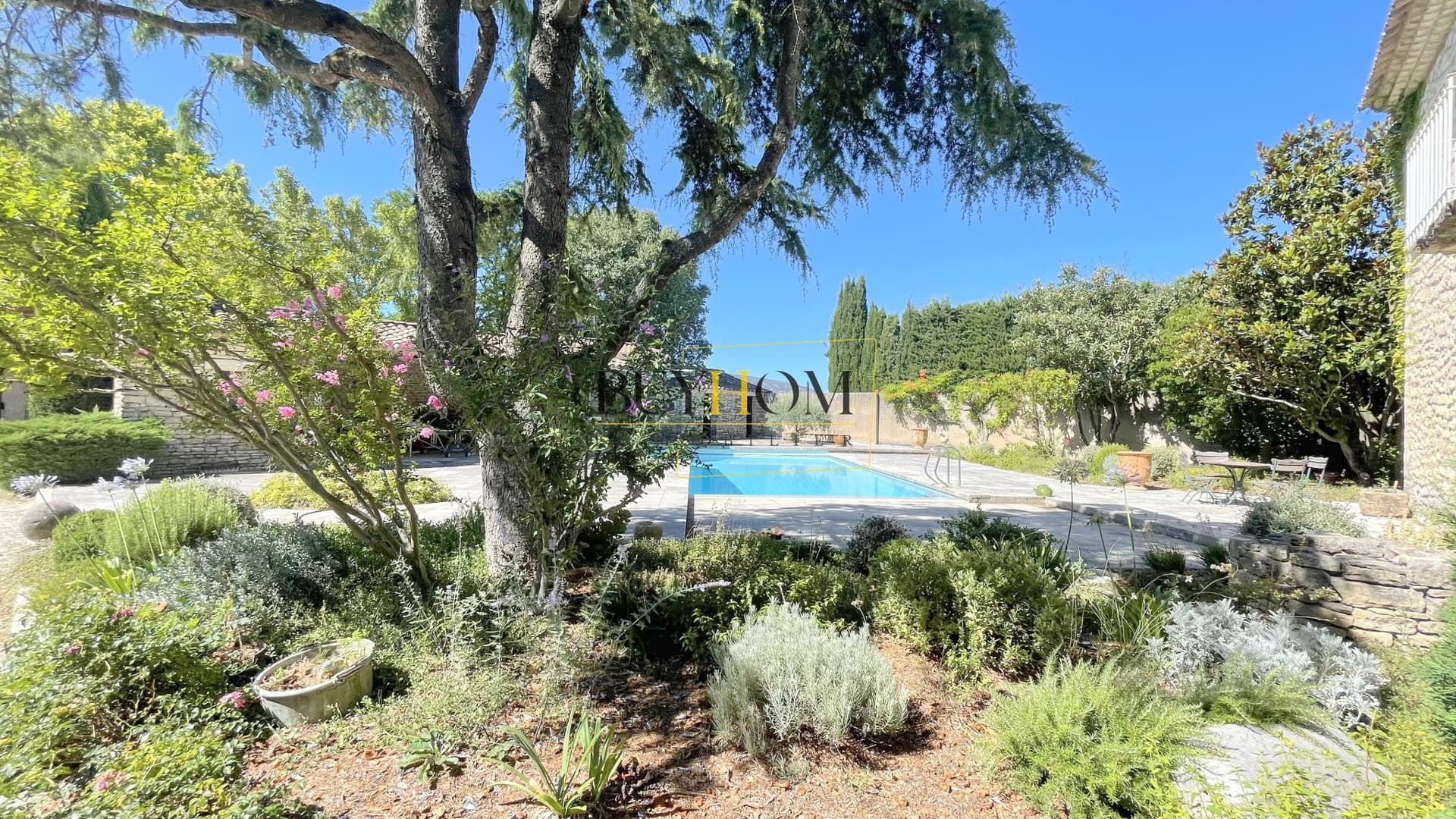 Authentic Mas With Infinity Pool And Outbuildings In Luberon 3