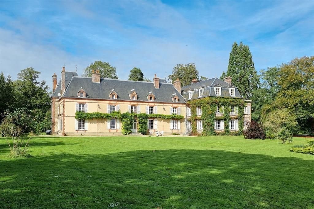 Elegant 17th Century Château With Outbuildings In Rural Normandy 4