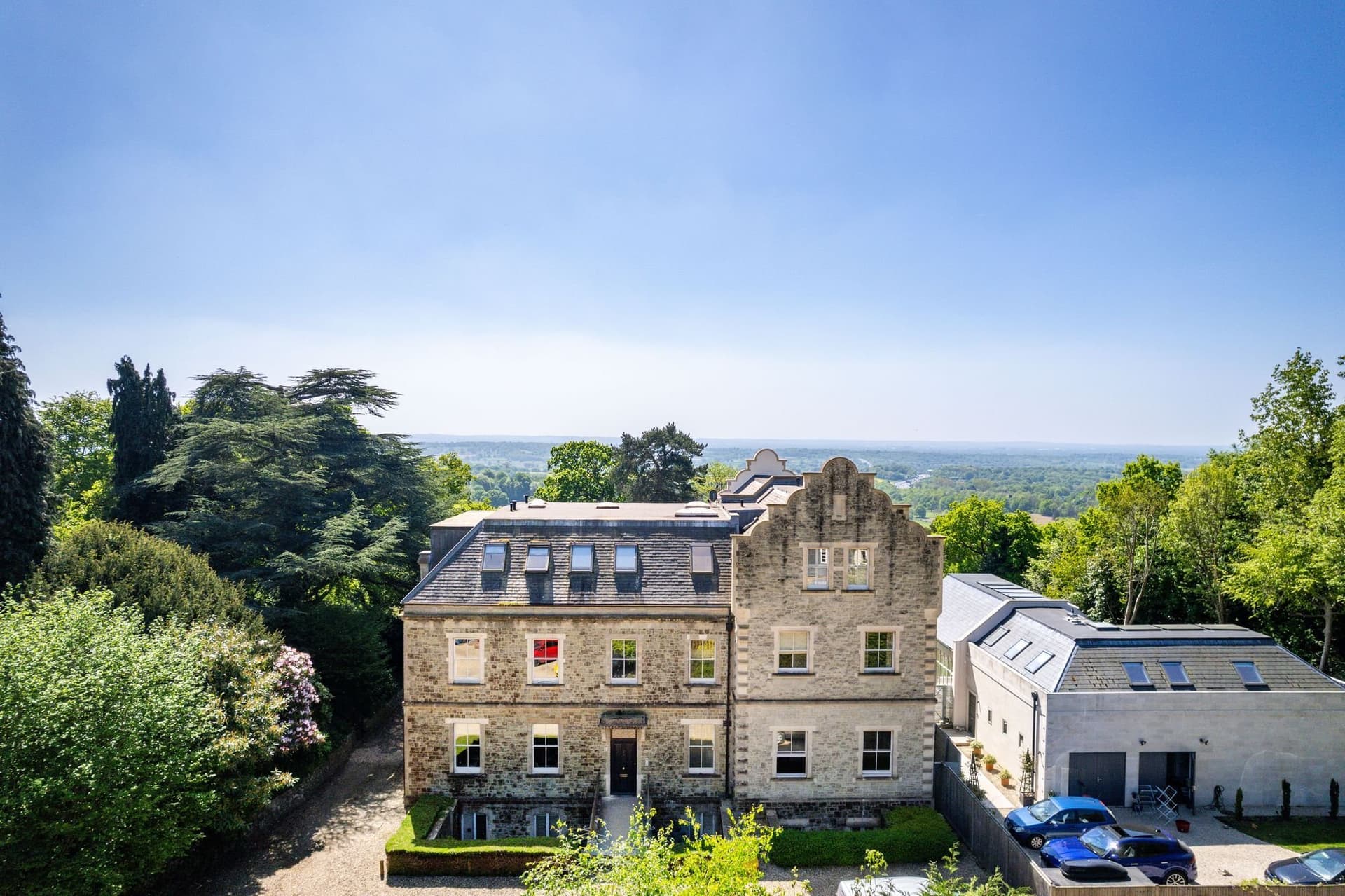 Spacious Three-Bedroom Duplex Apartment With Private Courtyard — in Surrey, England