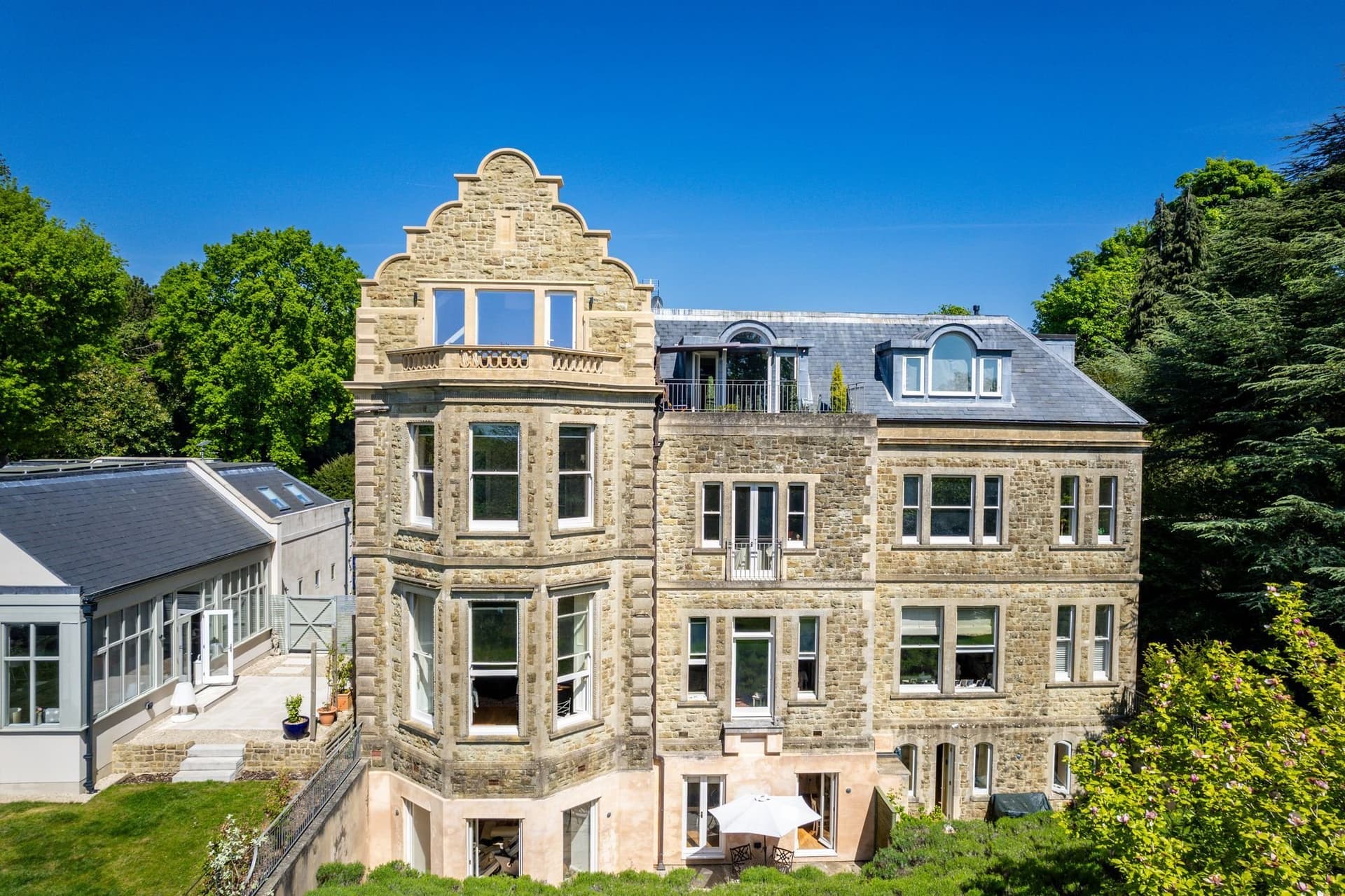 Spacious Three-Bedroom Duplex Apartment With Private Courtyard 3