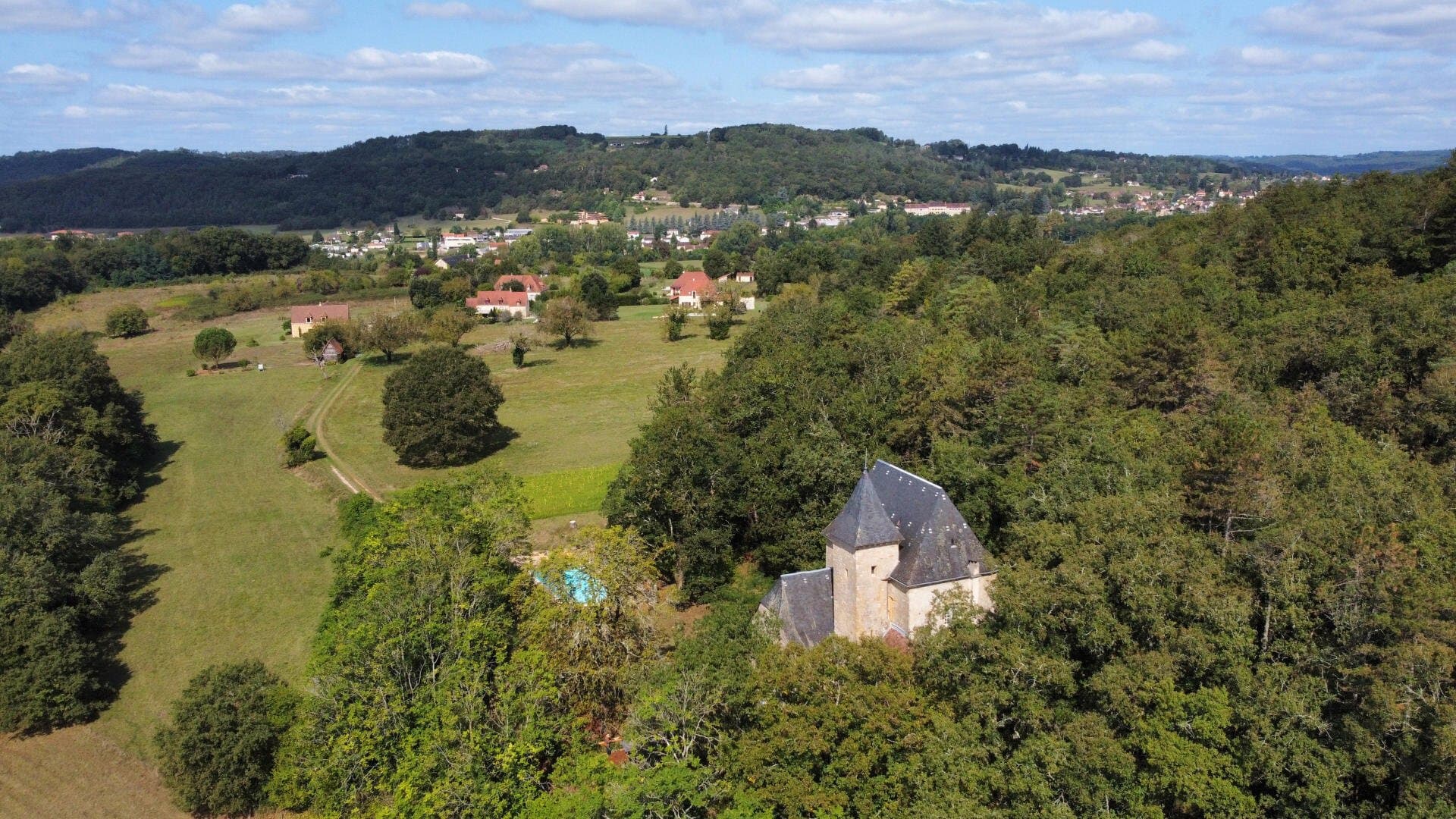 Historic Manor With 250 Sqm On 5 Hectares Near Montignac 2