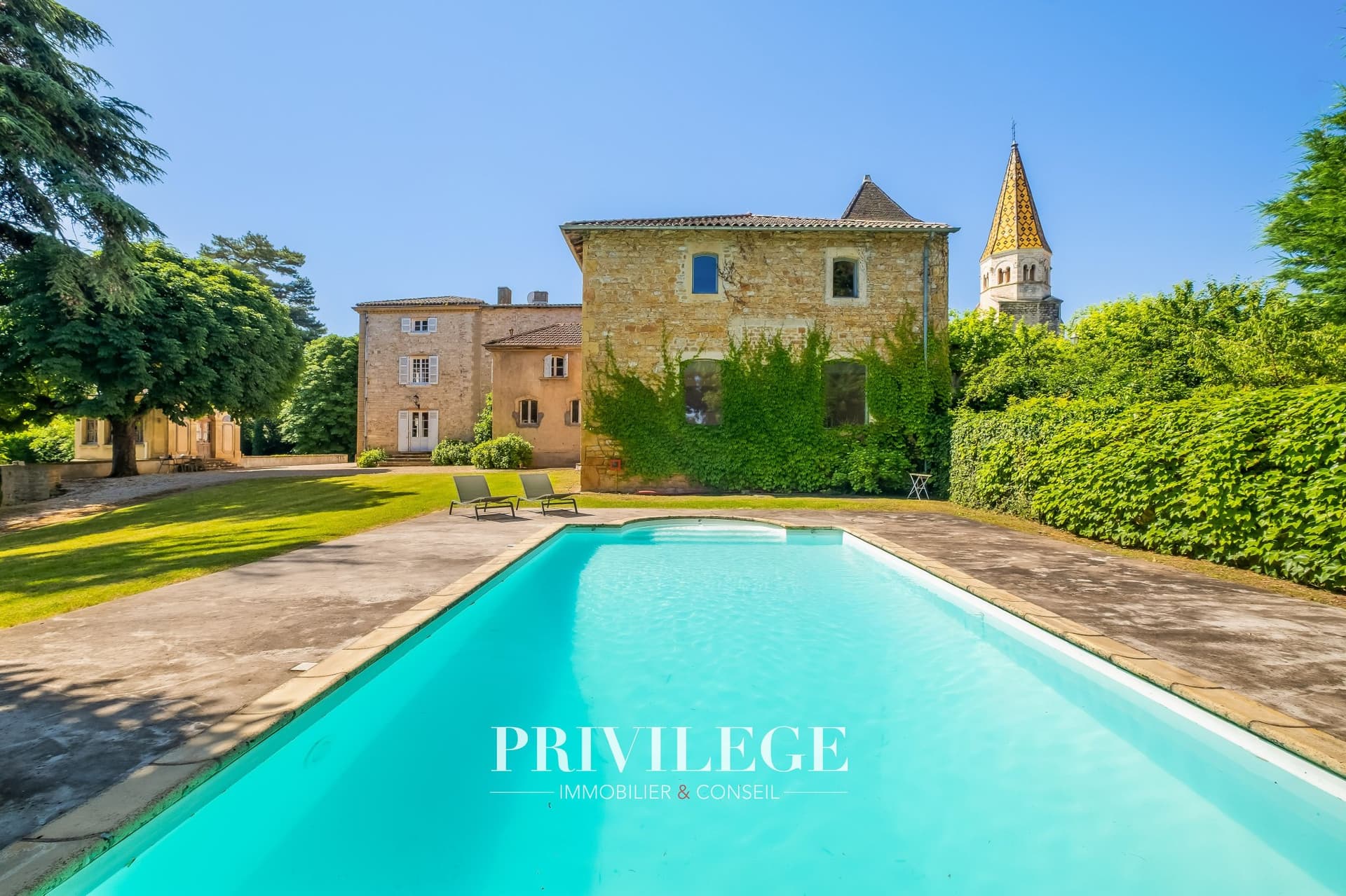 Exceptional Loft Over 300 Sqm With Private Garden And Swimming Pool