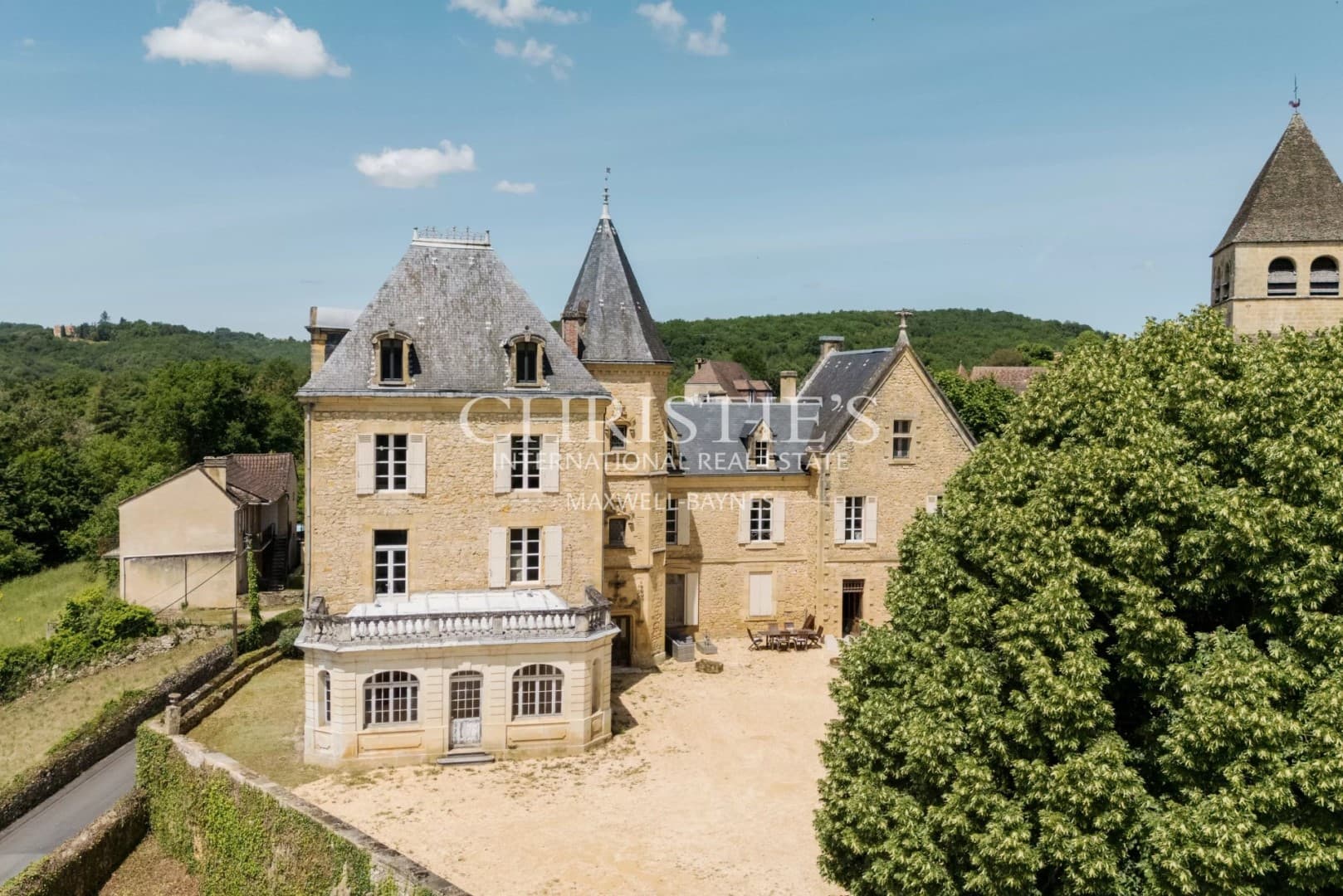Elegant Château with 9 Bedrooms and Panoramic Views in Dordogne Valley