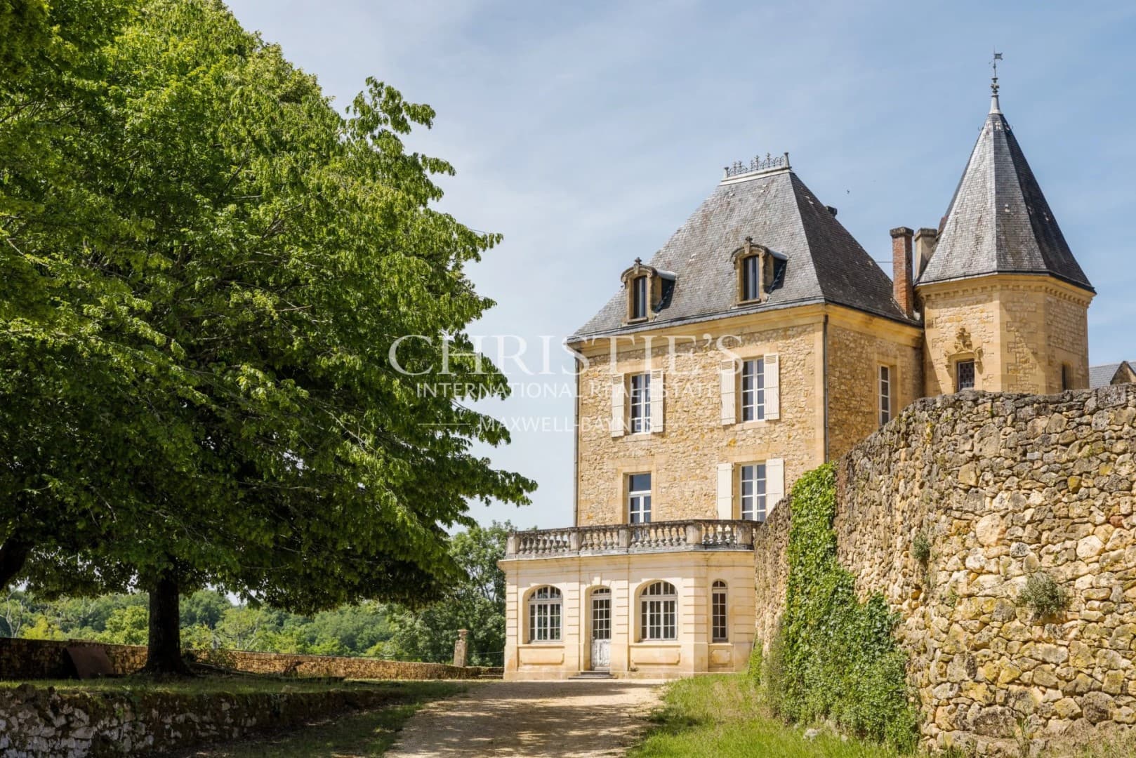 Elegant Château with 9 Bedrooms and Panoramic Views in Dordogne Valley 2