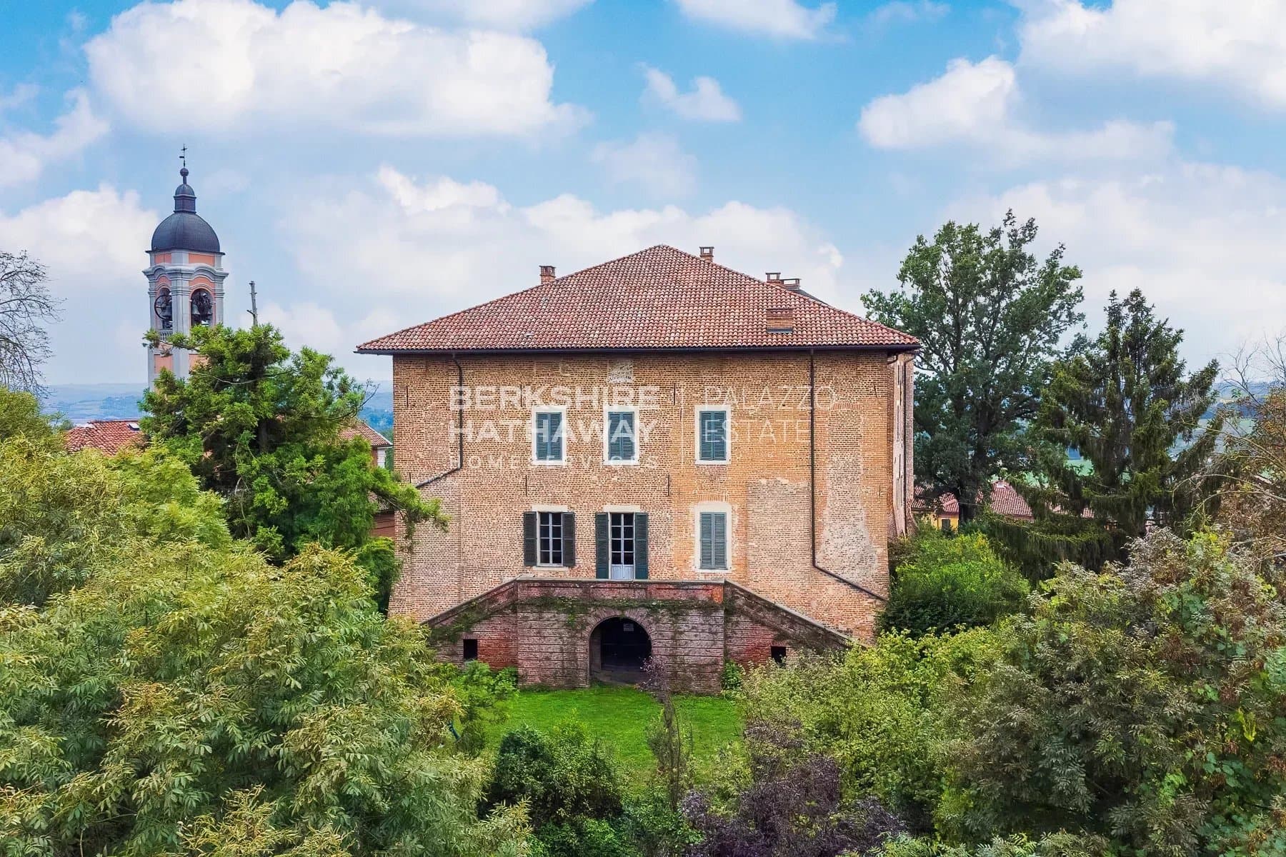 Historic Castle with Expansive Grounds and Stunning Views 2