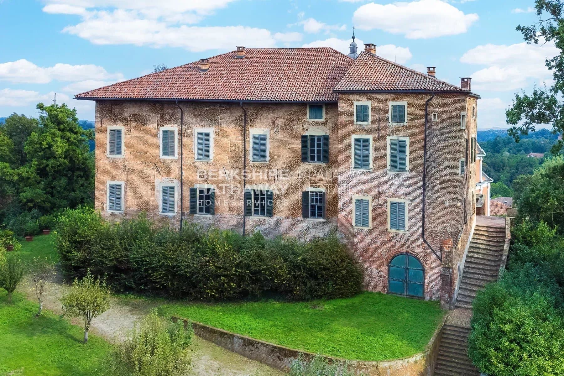 Historic Castle with Expansive Grounds and Stunning Views 4