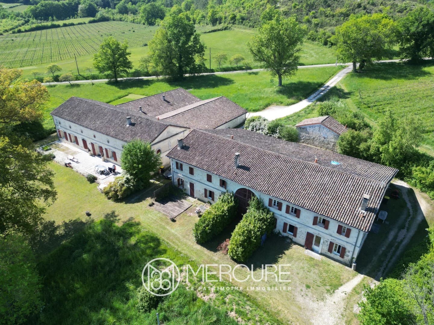 Château Awaiting Renovation With Vineyard And Surrounding Land 4