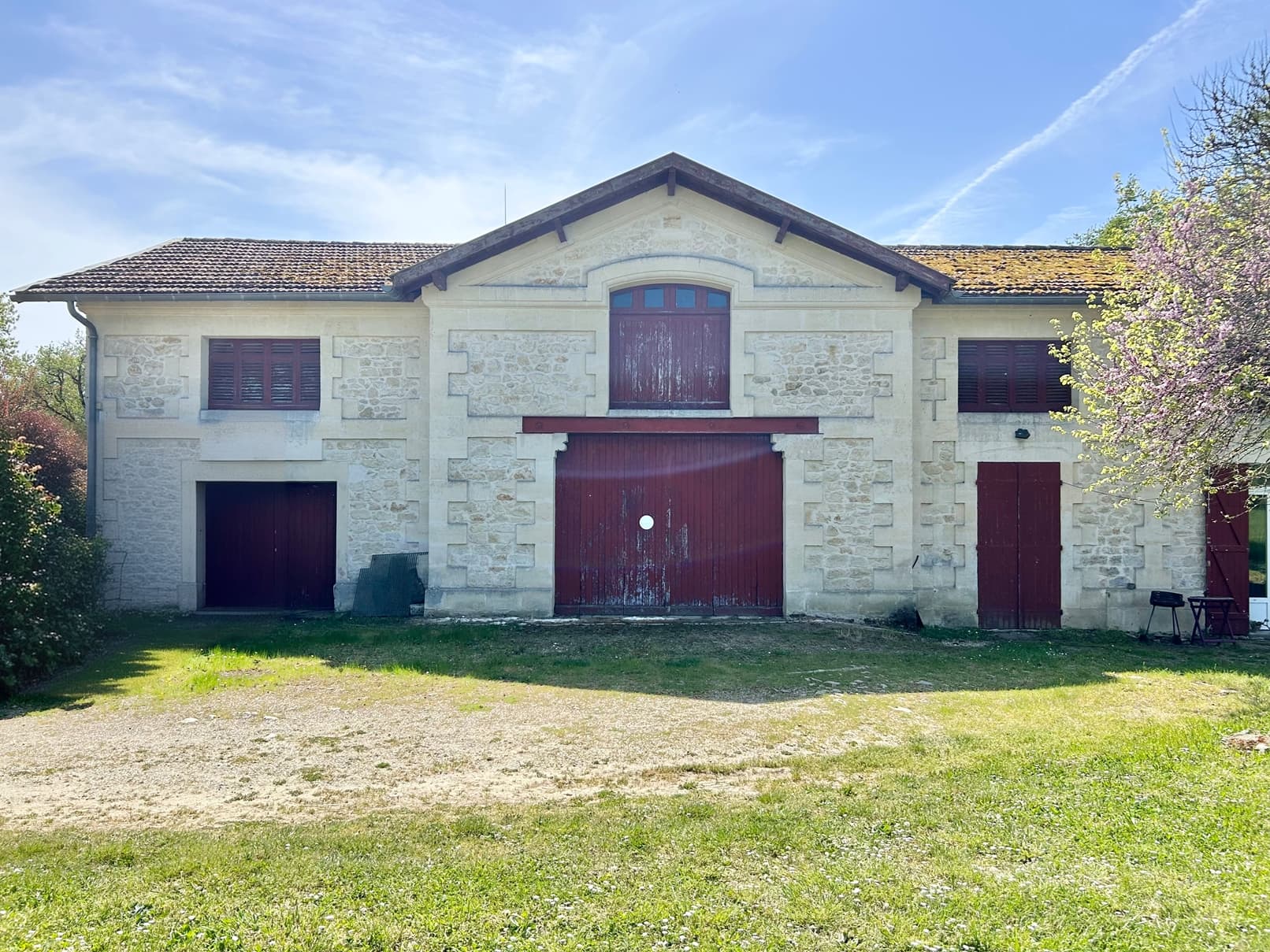 Magnificent Château with Vineyard and Multiple Houses 3