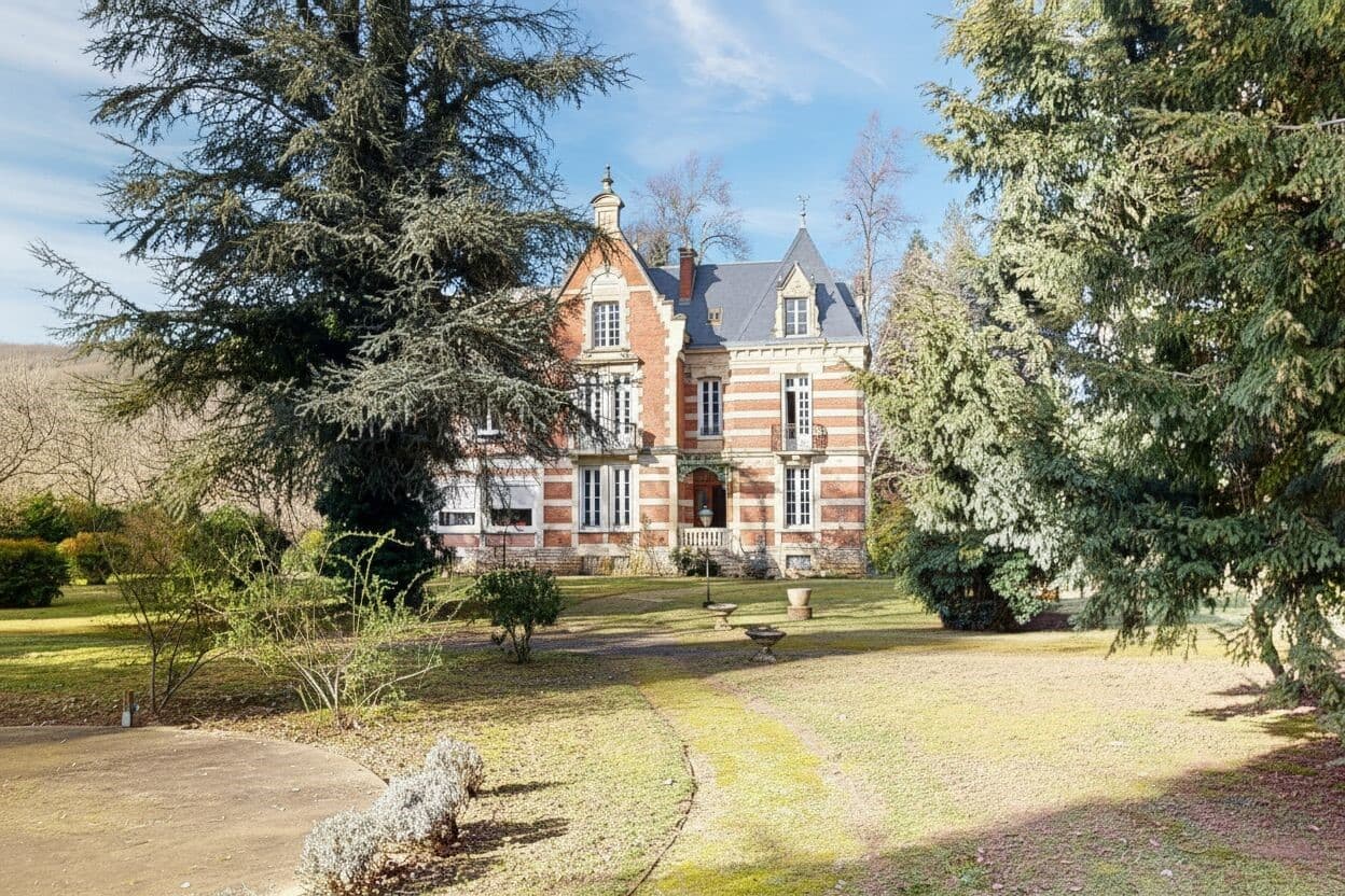 Elegant Castle with 9 Bedrooms and Large Swimming Pool