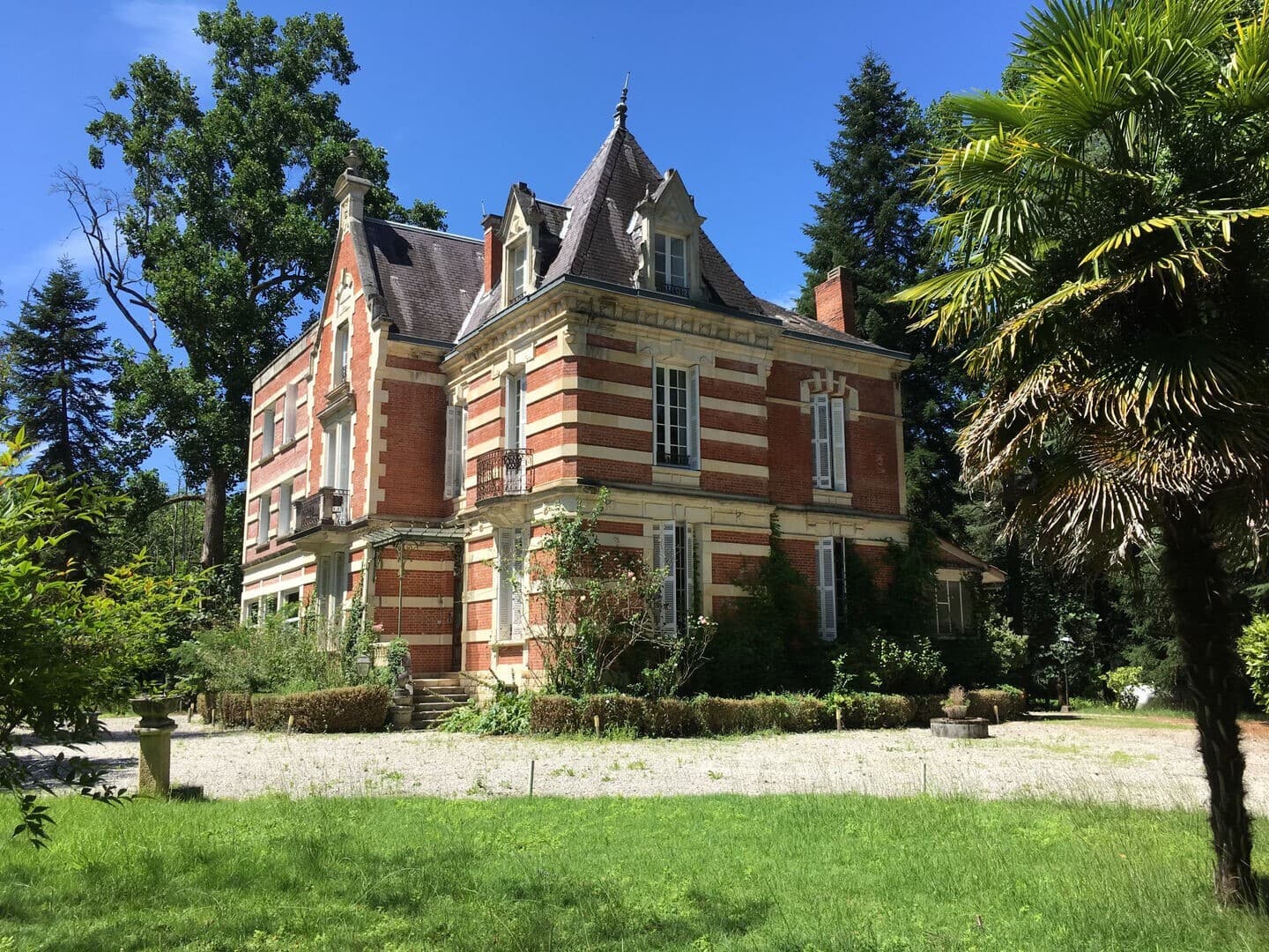 Elegant Castle with 9 Bedrooms and Large Swimming Pool 2