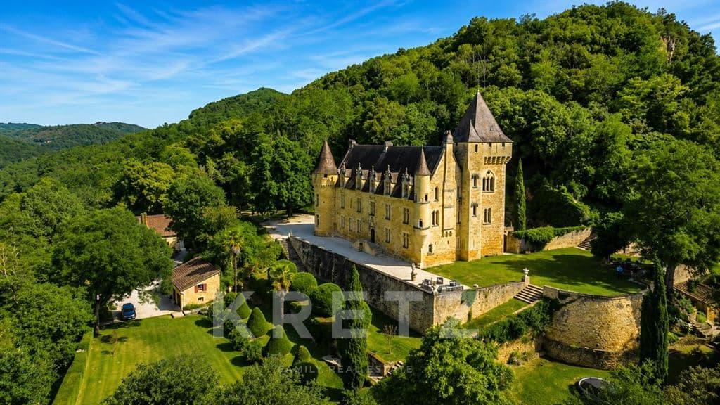 Impressive 18th Century Castle with 17 Bedrooms and Swimming Pool