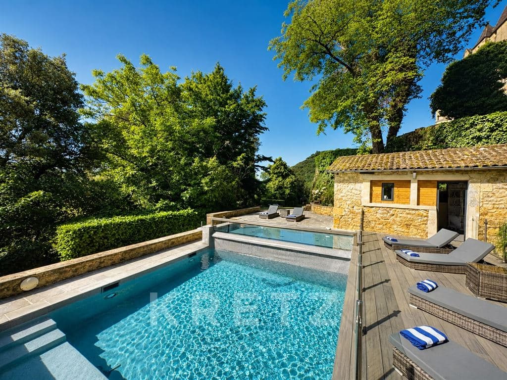 Impressive 18th Century Castle with 17 Bedrooms and Swimming Pool 3
