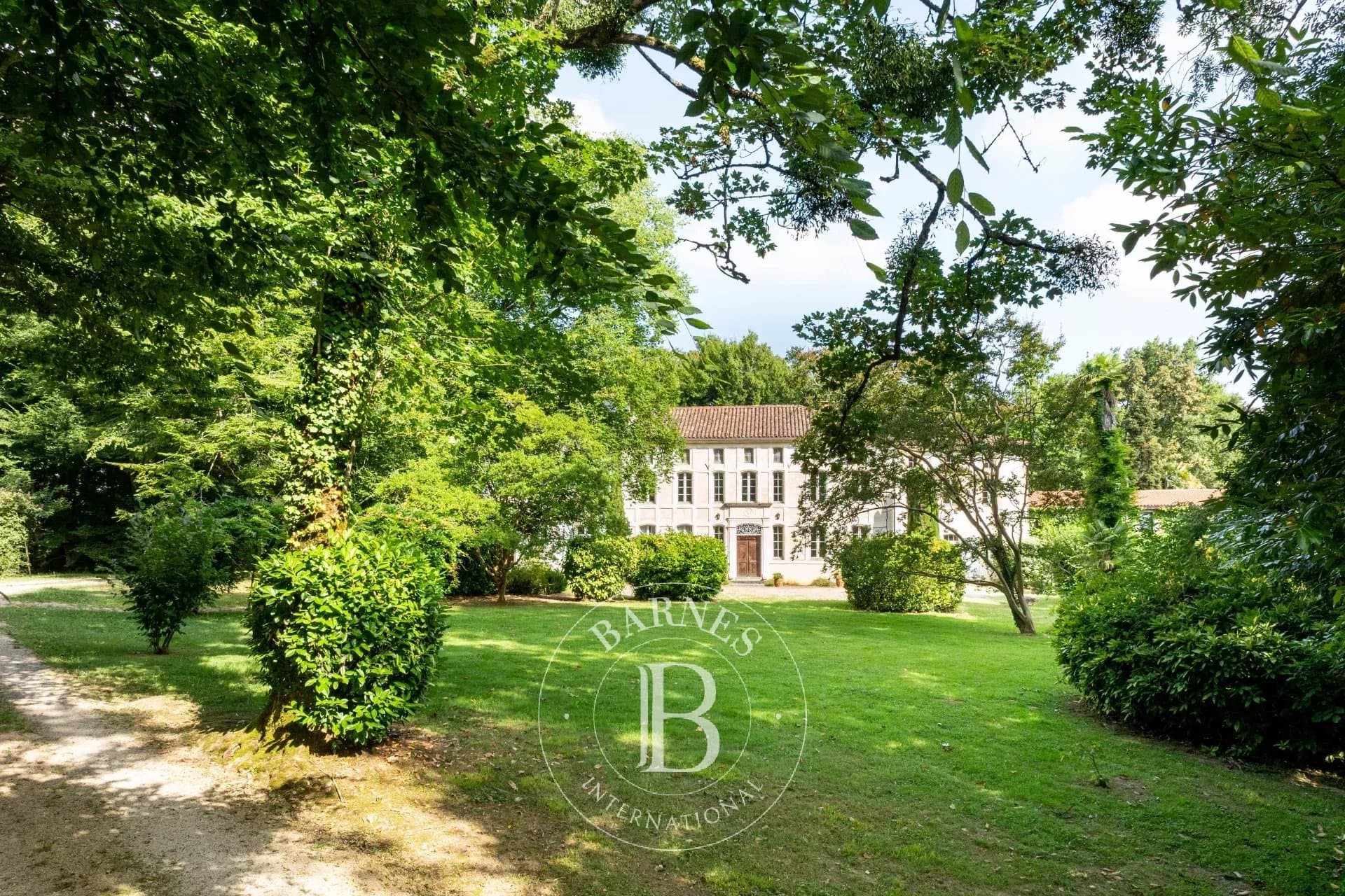 Elegant Family Château With Library And Swimming Pool 4