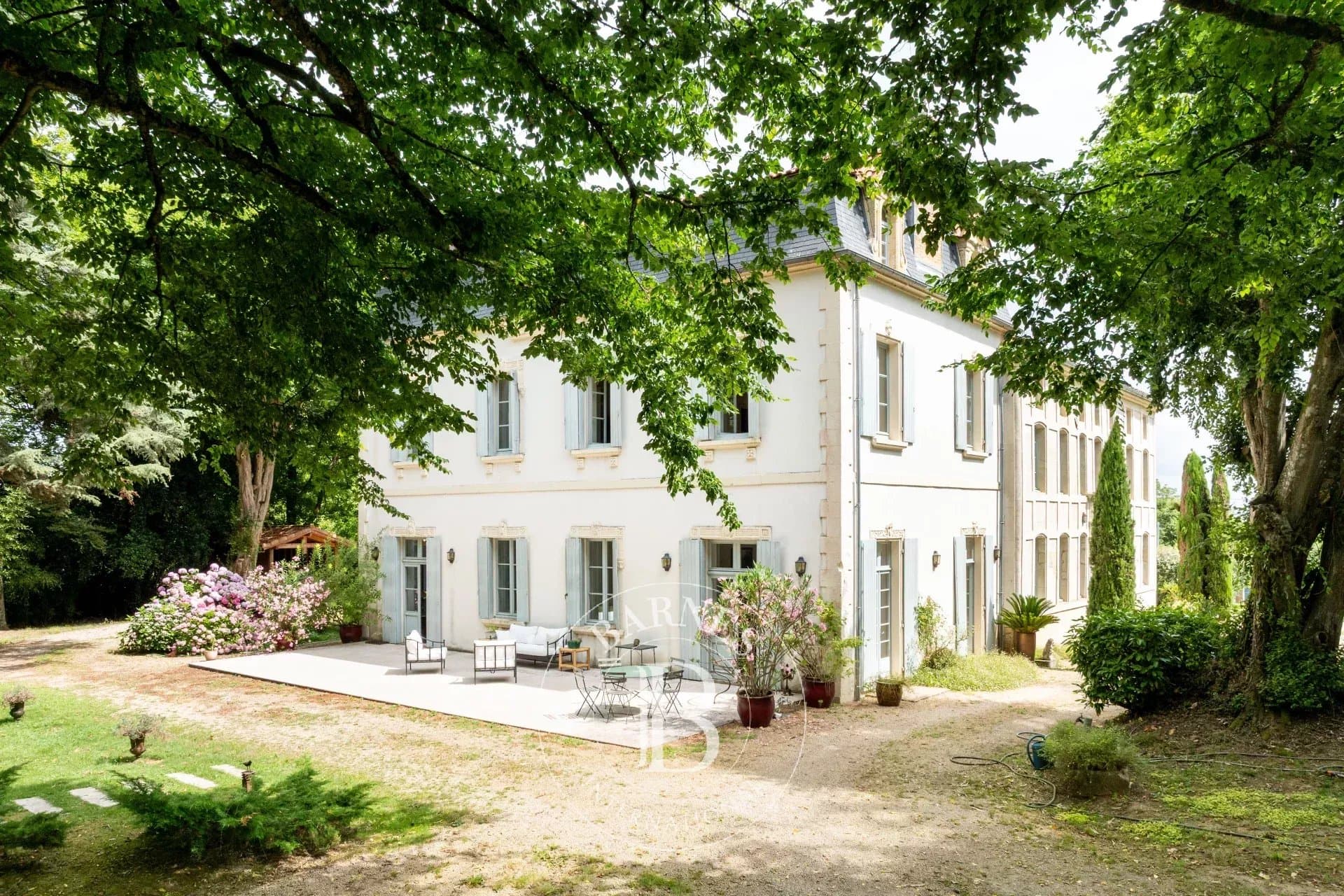 Elegant Family Château With Library And Swimming Pool 5