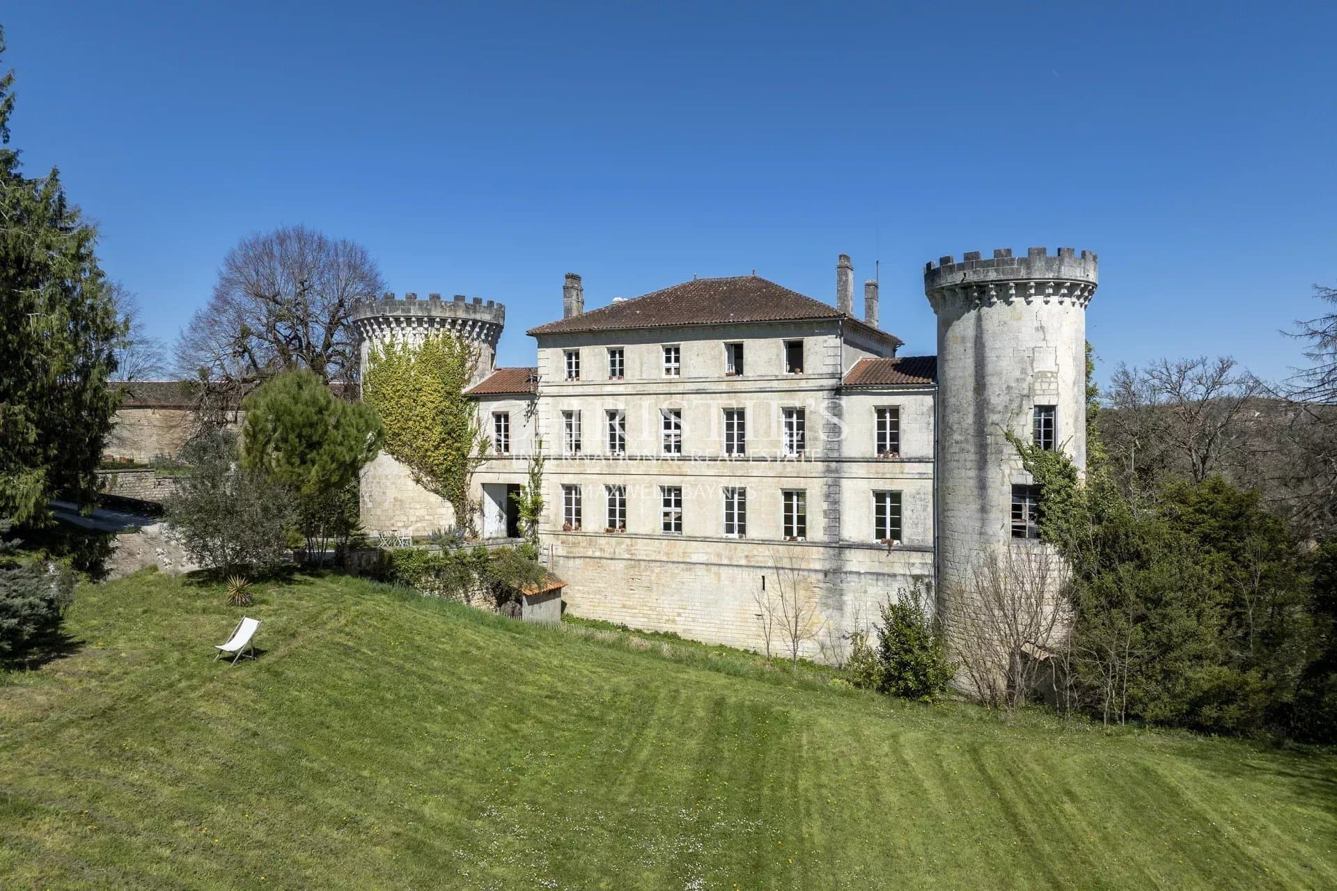 Château with 500 Sqm and 8 Bedrooms in a Stunning Natural Setting 2