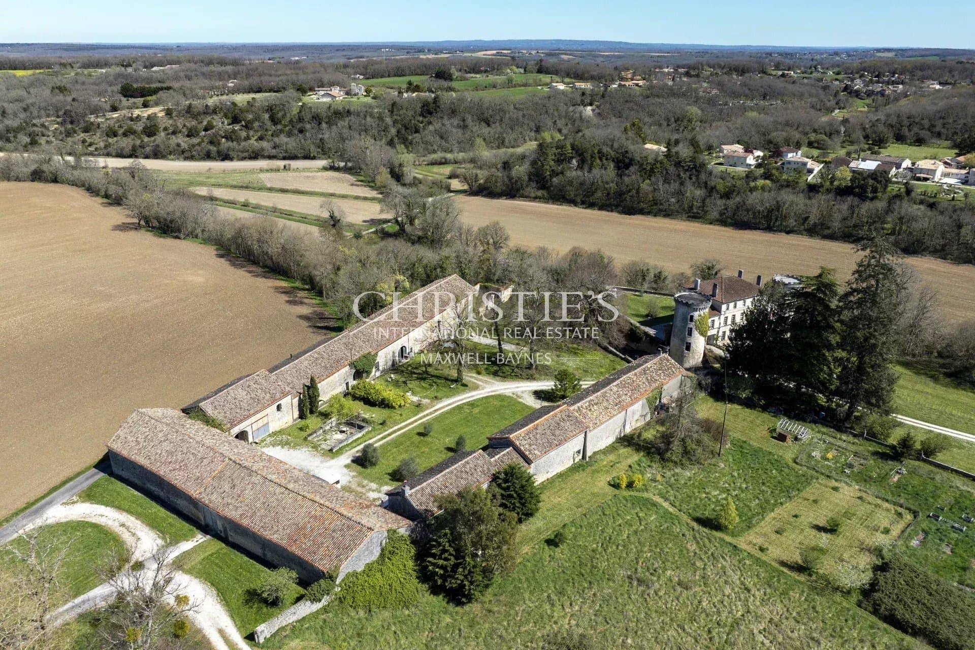 Château with 500 Sqm and 8 Bedrooms in a Stunning Natural Setting 3