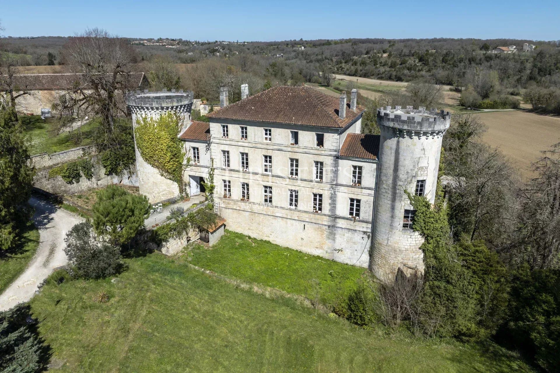 Château with 500 Sqm and 8 Bedrooms in a Stunning Natural Setting 4