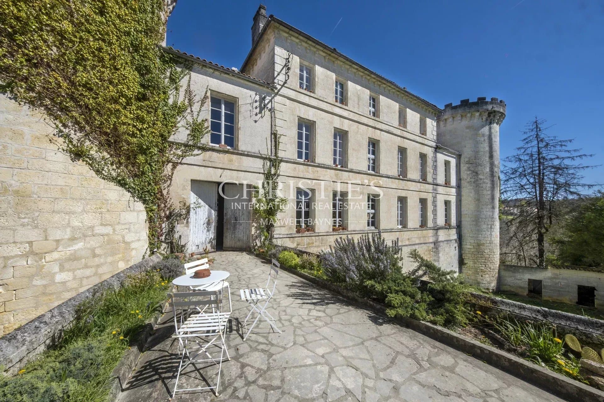 Château with 500 Sqm and 8 Bedrooms in a Stunning Natural Setting 5