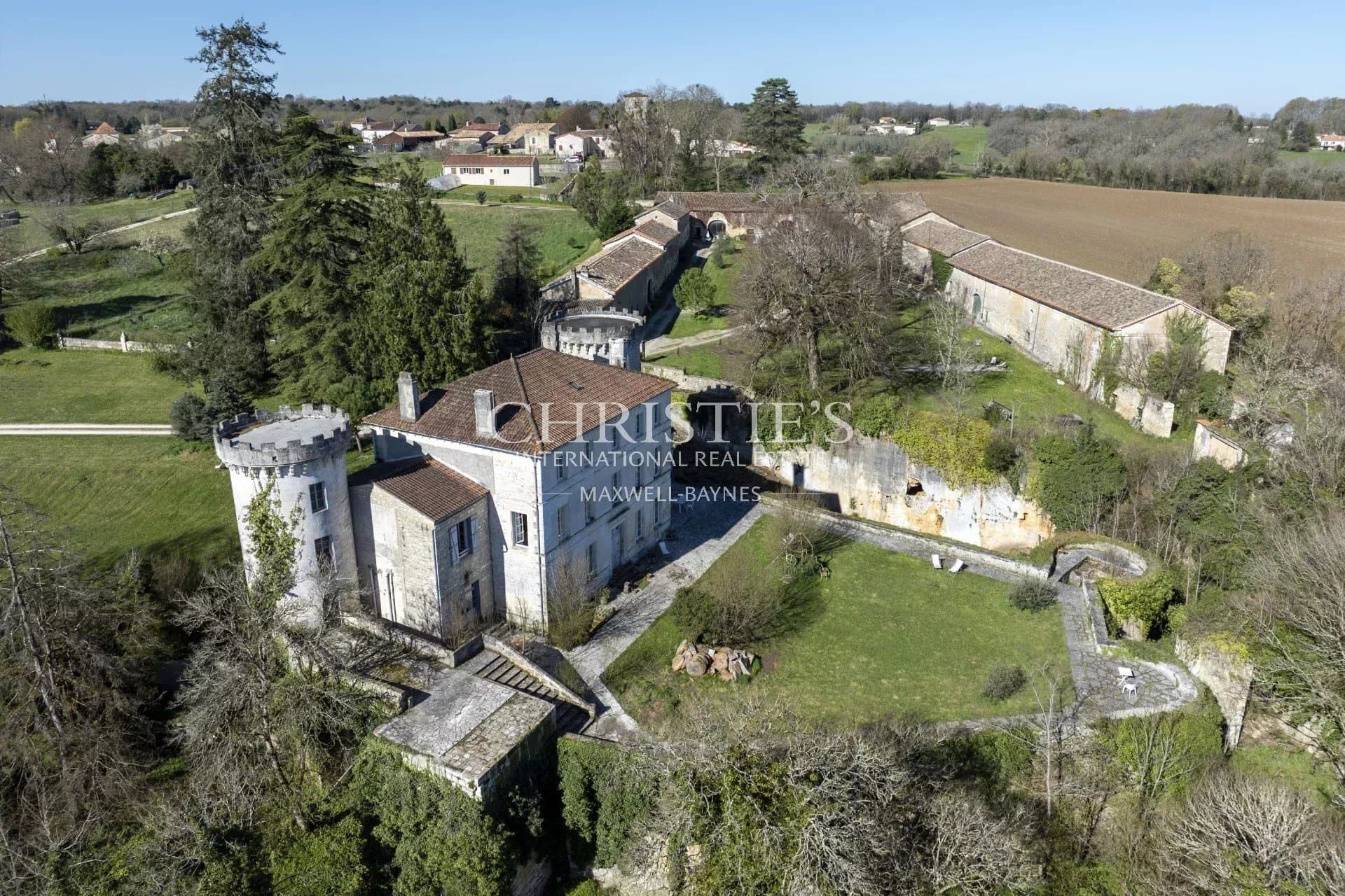 Château with 500 Sqm and 8 Bedrooms in a Stunning Natural Setting 5