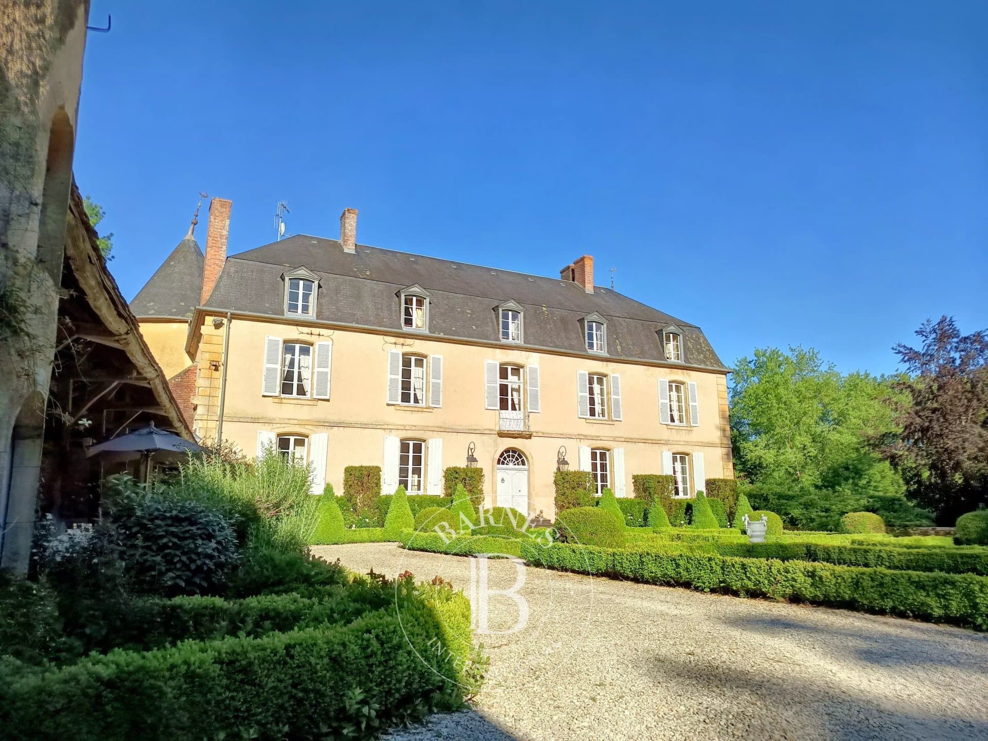 Elegant 17th Century Château with Swimming Pool and French Garden — Château for sale in France