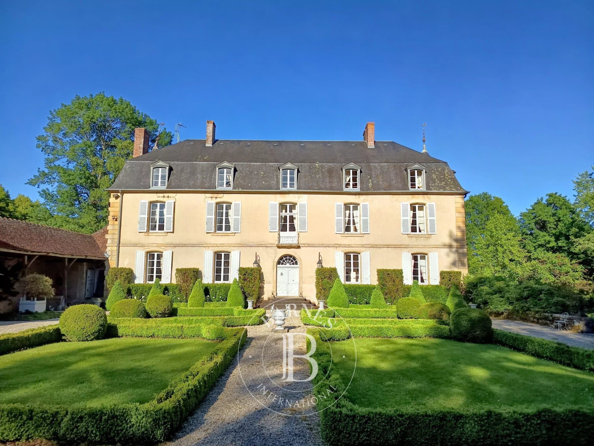 Elegant 17th Century Château with Swimming Pool and French Garden 2