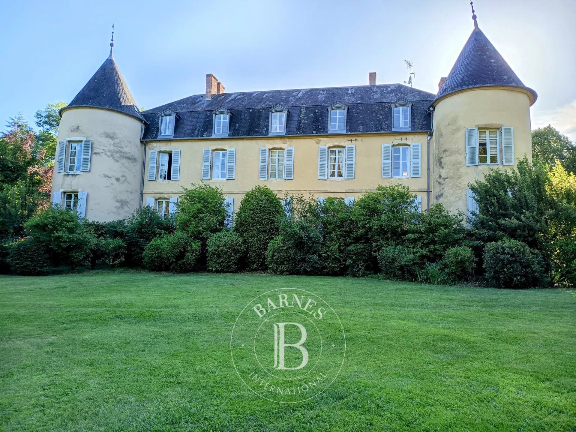 Elegant 17th Century Château with Swimming Pool and French Garden 3