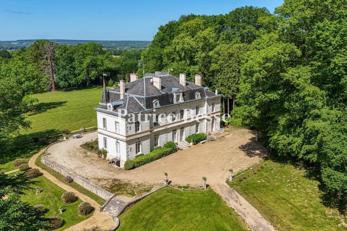 Elegant 18th Century Château With 15 Hectares Of Grounds 5