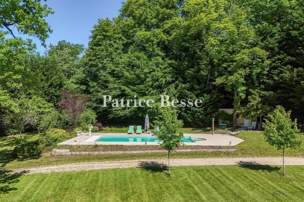 Elegant 18th Century Château With 15 Hectares Of Grounds 4