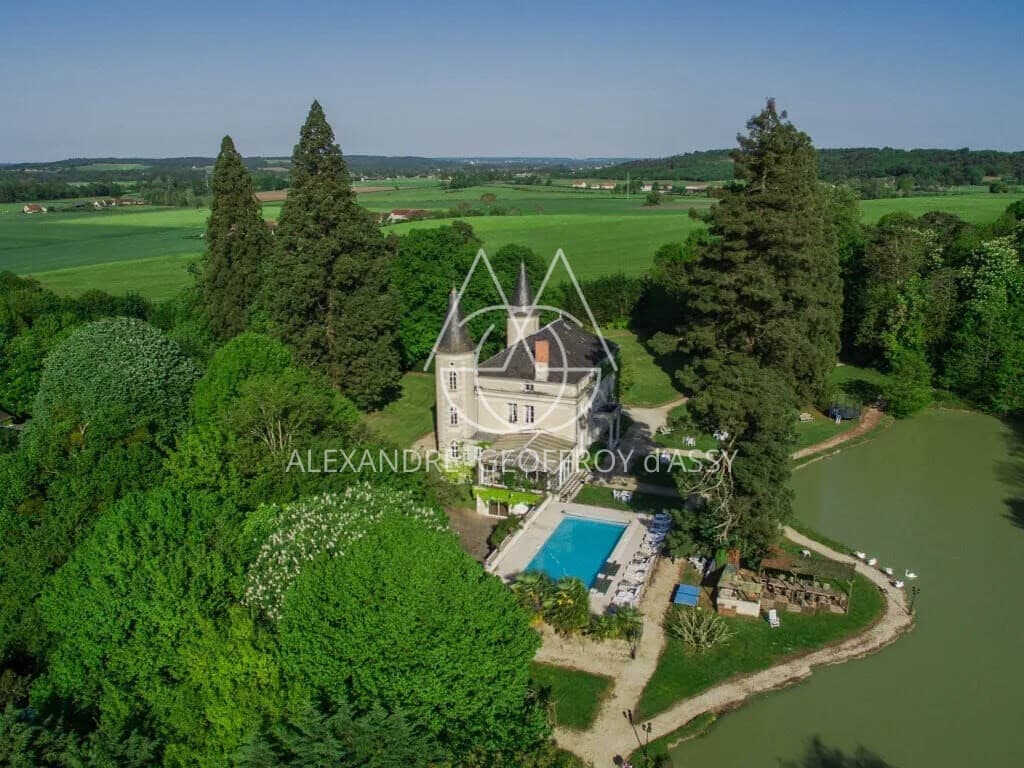 Spacious Castle With 17 Bedrooms And Swimming Pool 2
