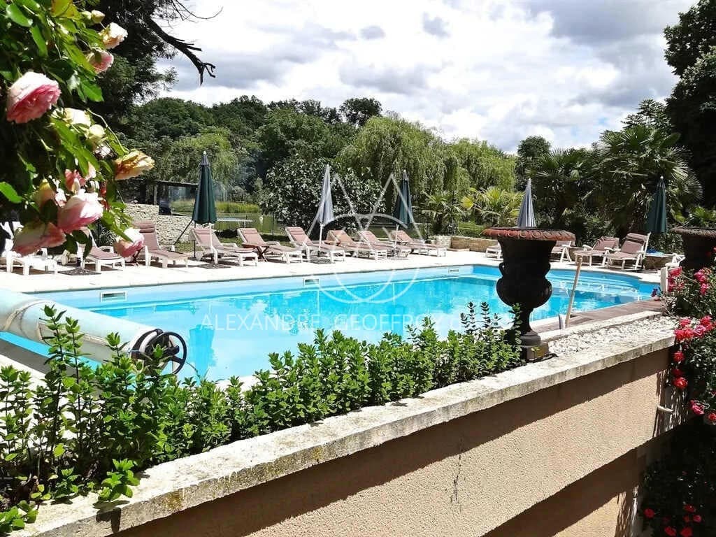 Spacious Castle With 17 Bedrooms And Swimming Pool 4