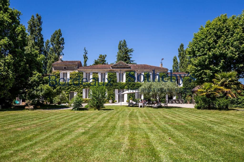 Stunning 18th Century Château with Swimming Pool and Guest Accommodations — Château for sale in France