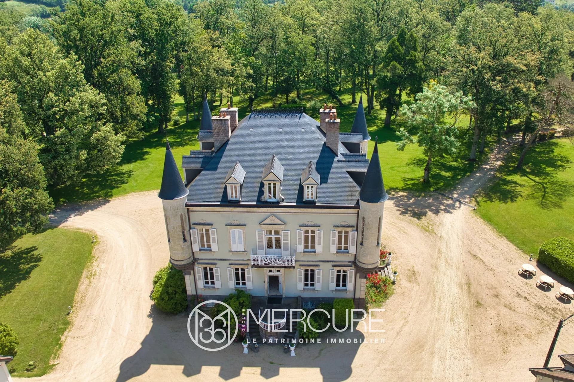 Luxurious 18th Century Château With Extensive Grounds And Outbuildings 2