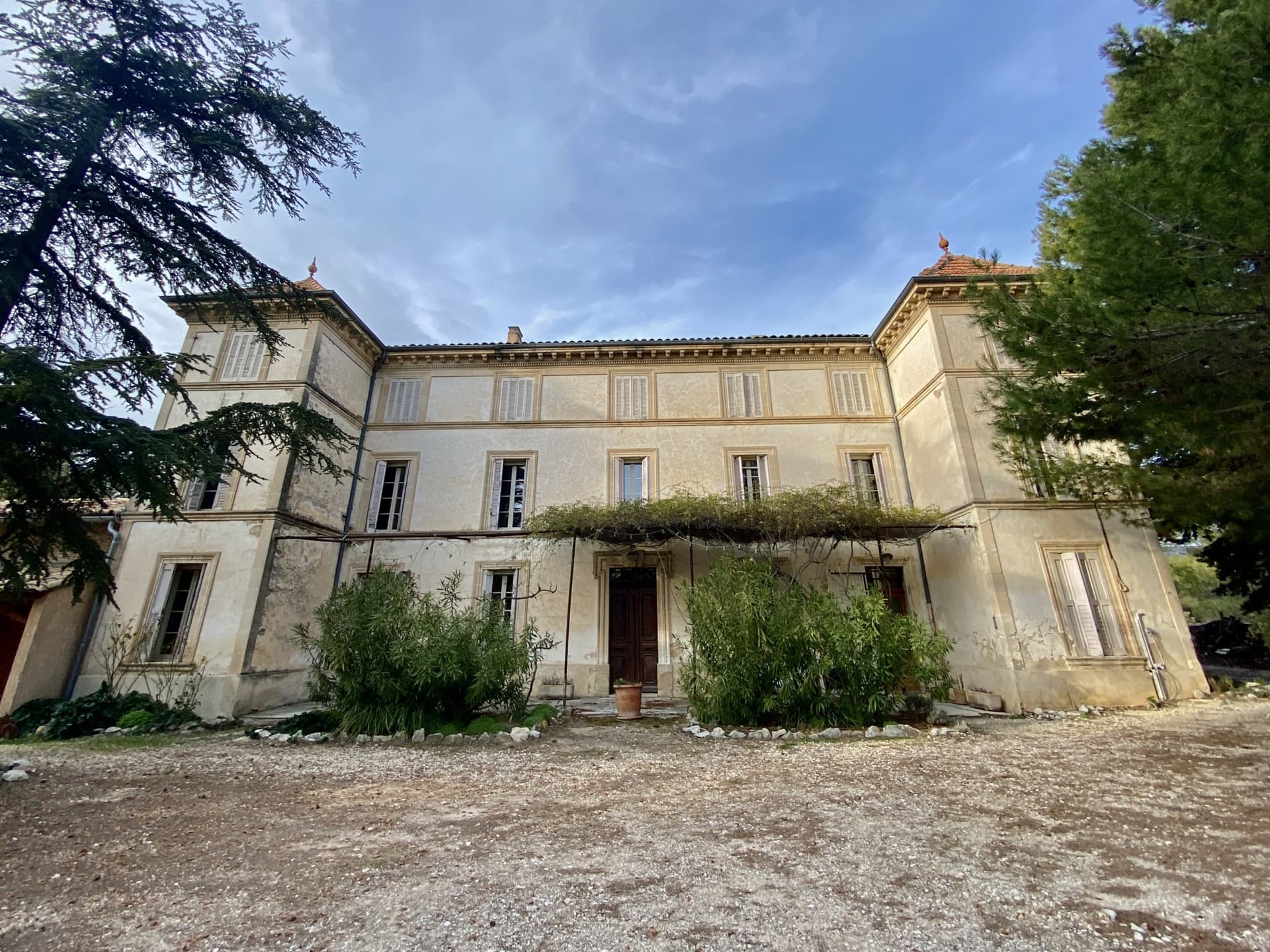Château With Swimming Pool And Dovecote Overlooking The Valley — Château for sale