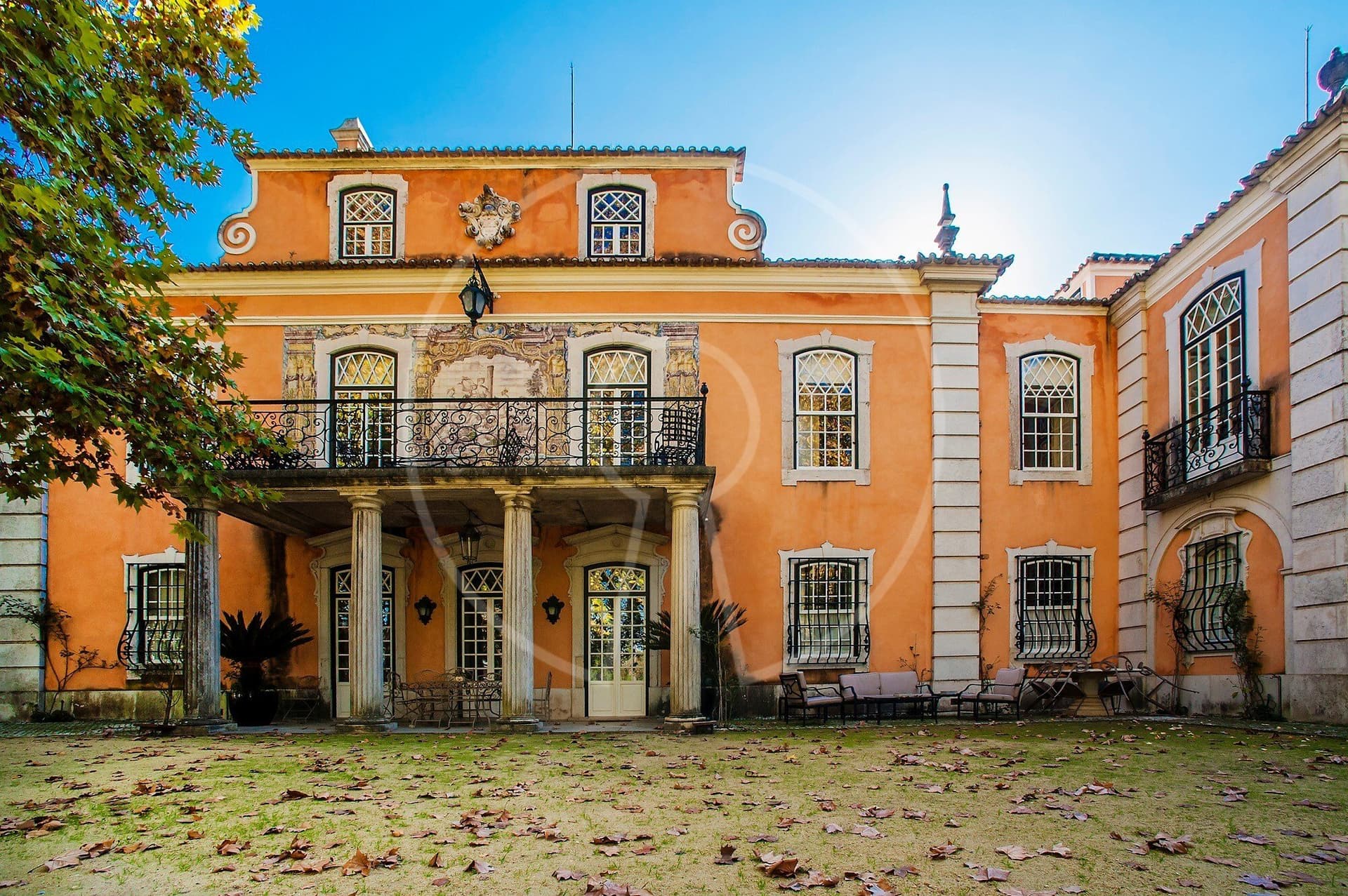 Elegant Palace With Garden And Swimming Pool — Palace for sale