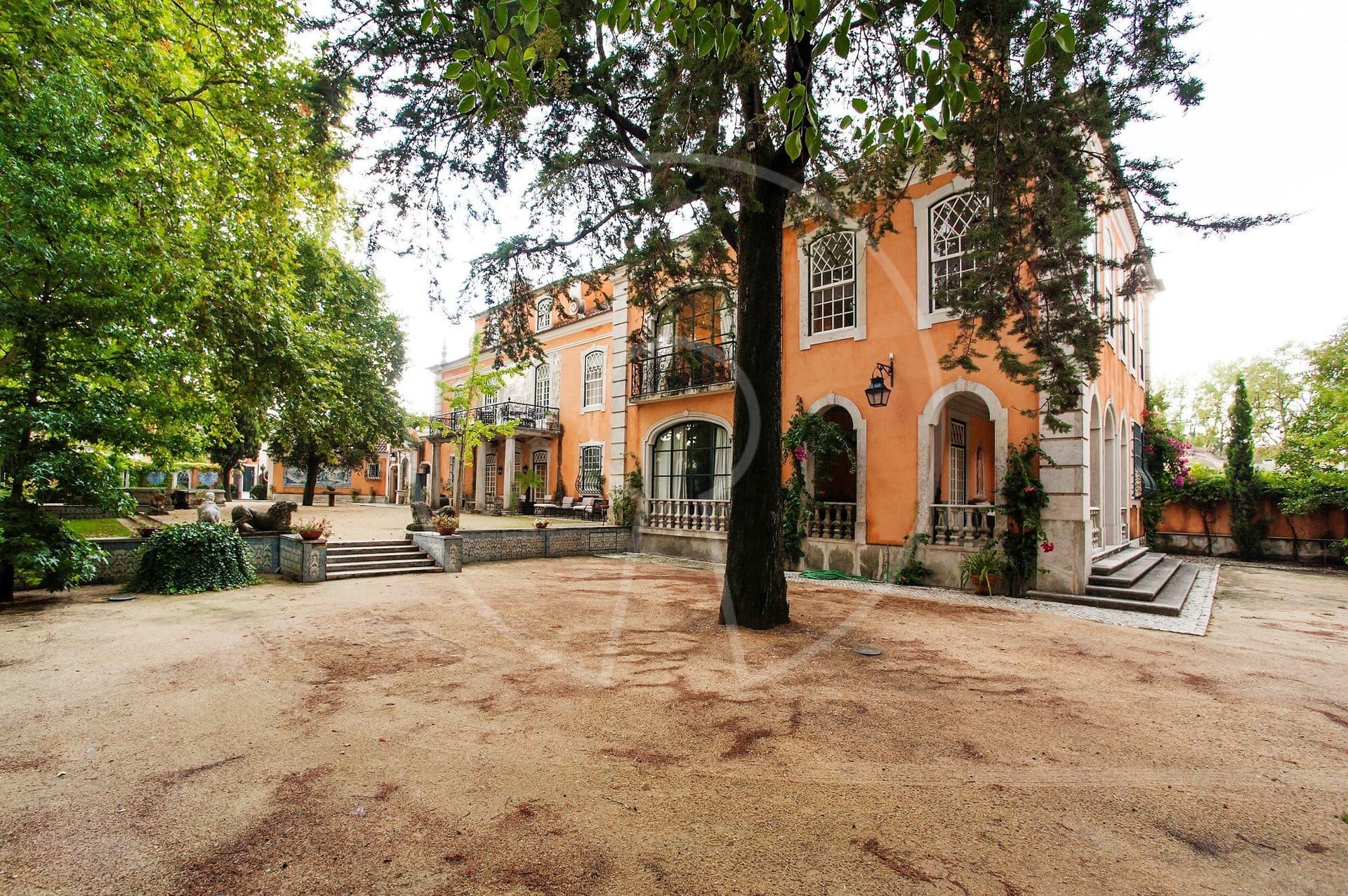 Elegant Palace With Garden And Swimming Pool 3
