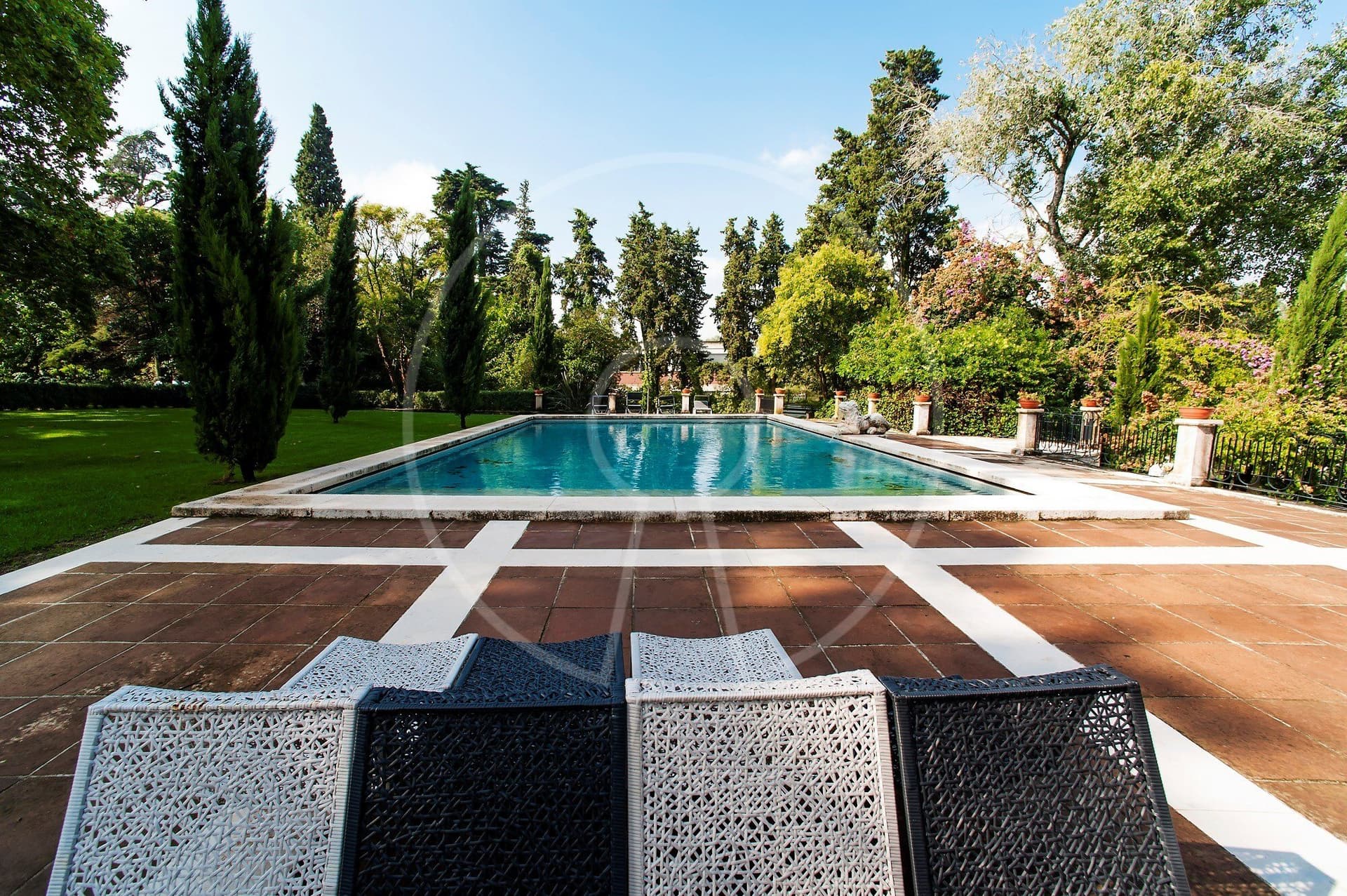 Elegant Palace With Garden And Swimming Pool 3