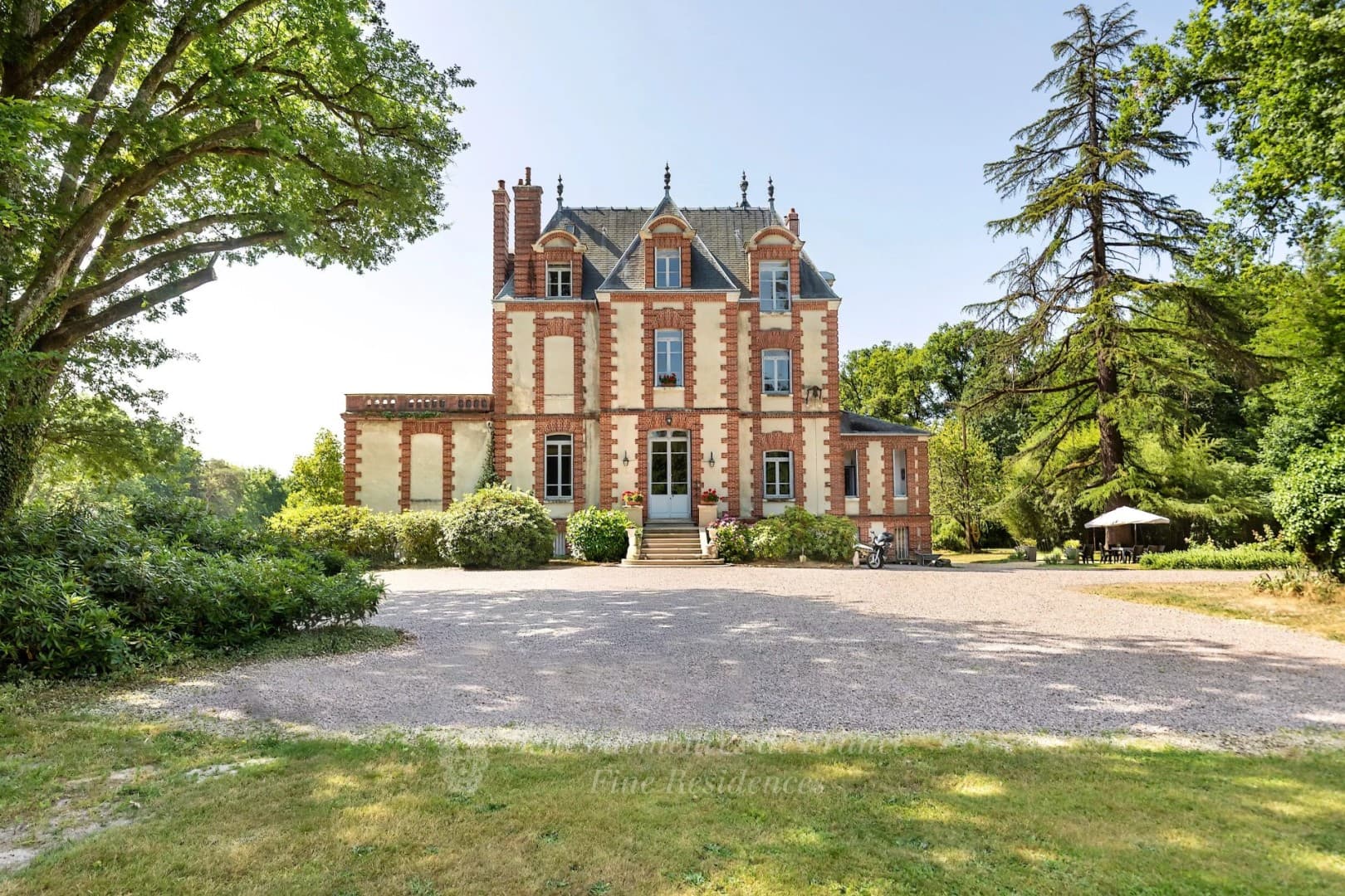 Château with 423 Sqm and 8 Bedrooms in a Tranquil Forest Setting — in Centre-Val de Loire, France