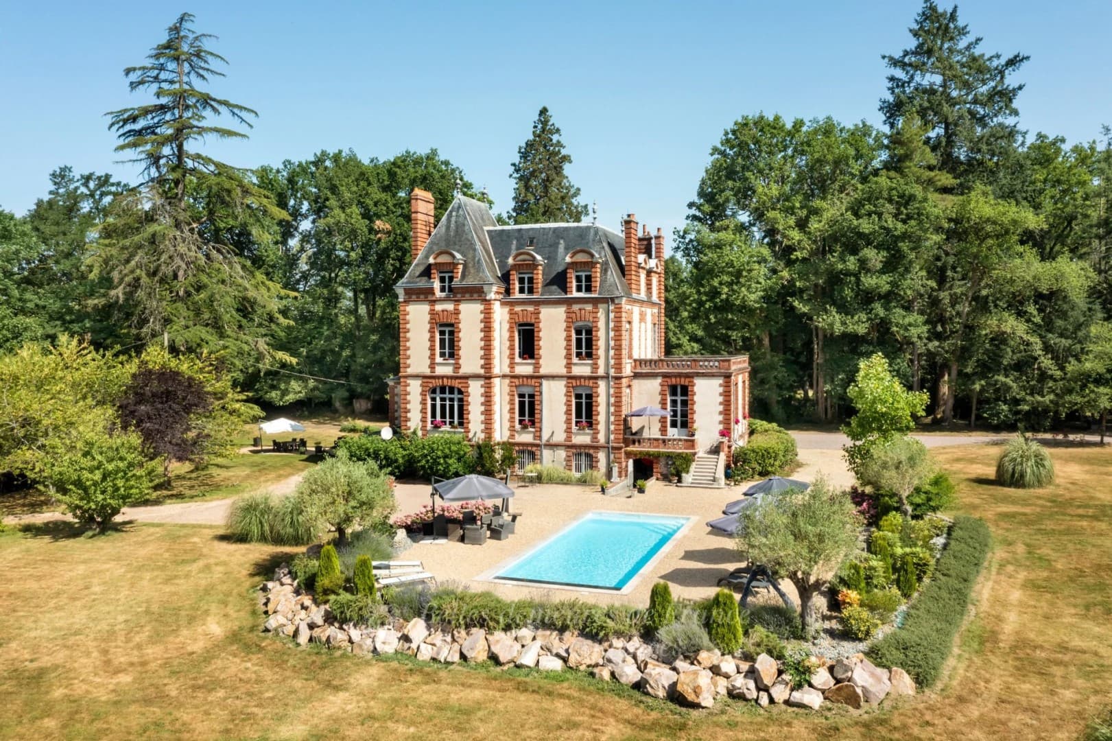 Château with 423 Sqm and 8 Bedrooms in a Tranquil Forest Setting 2